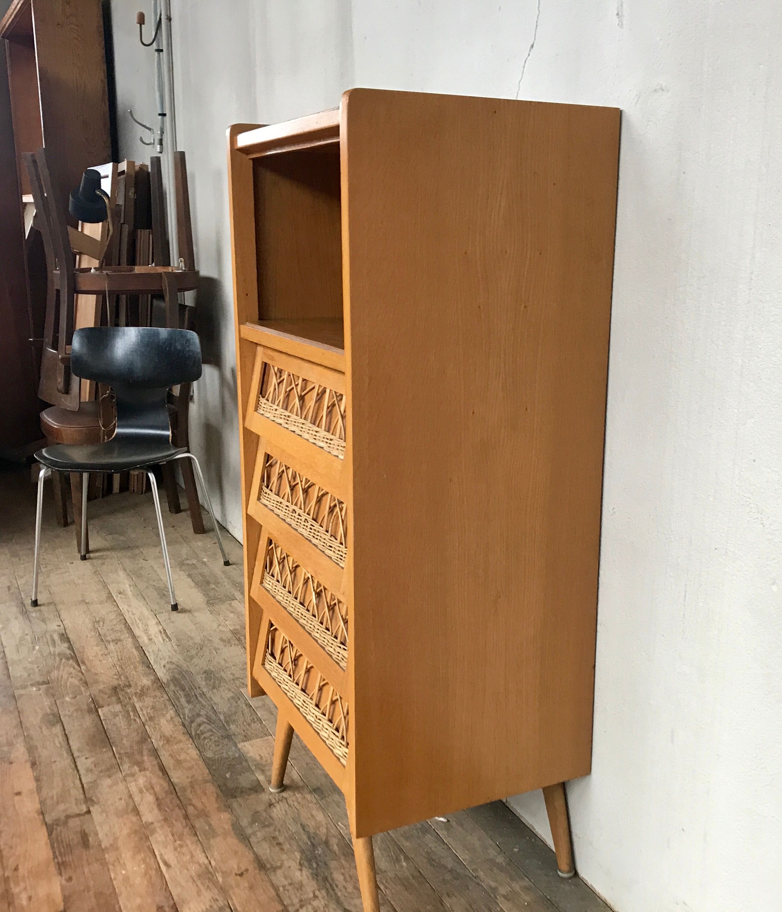 1950-foot compact dresser