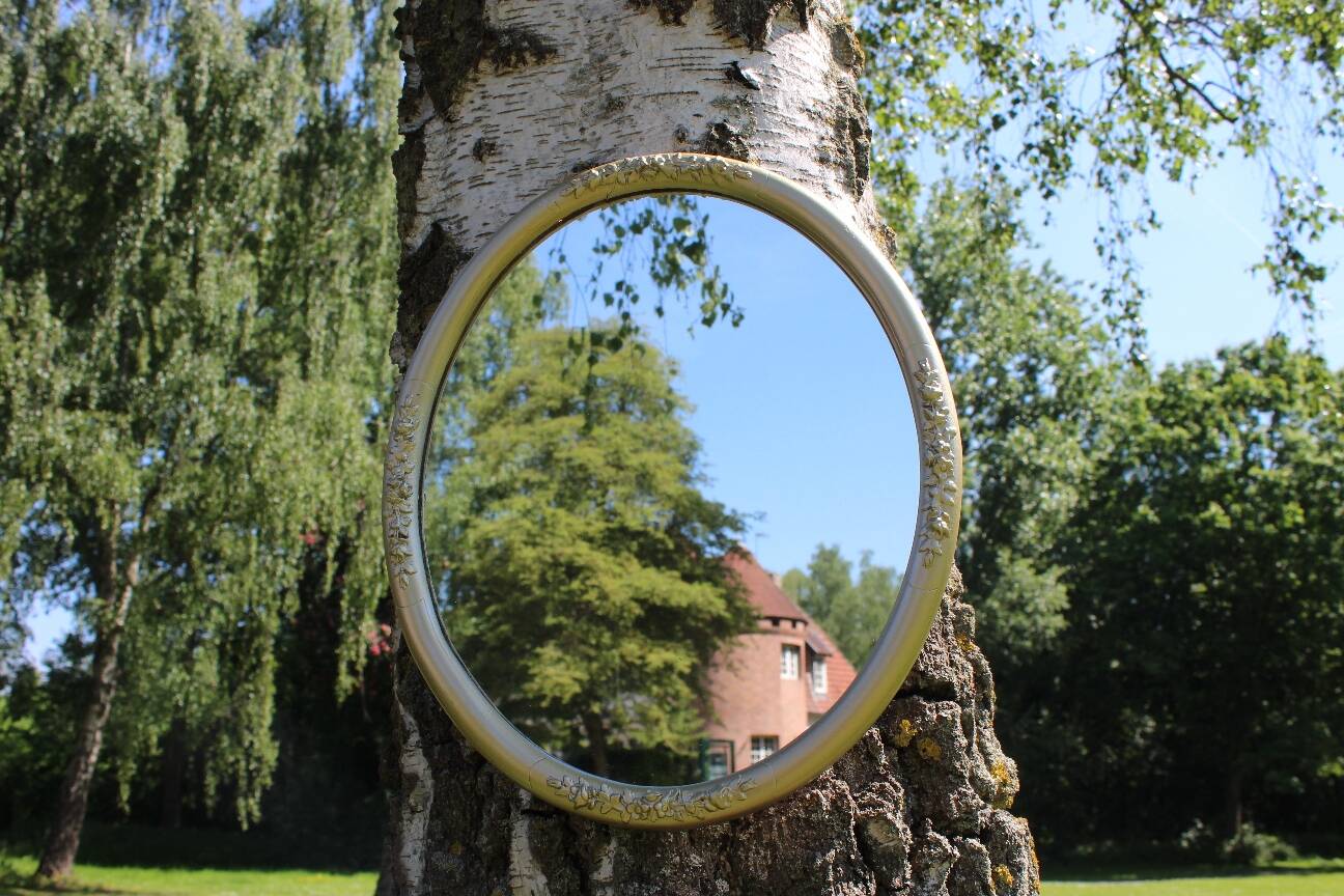 Miroir ovale fleurs sculptées doré