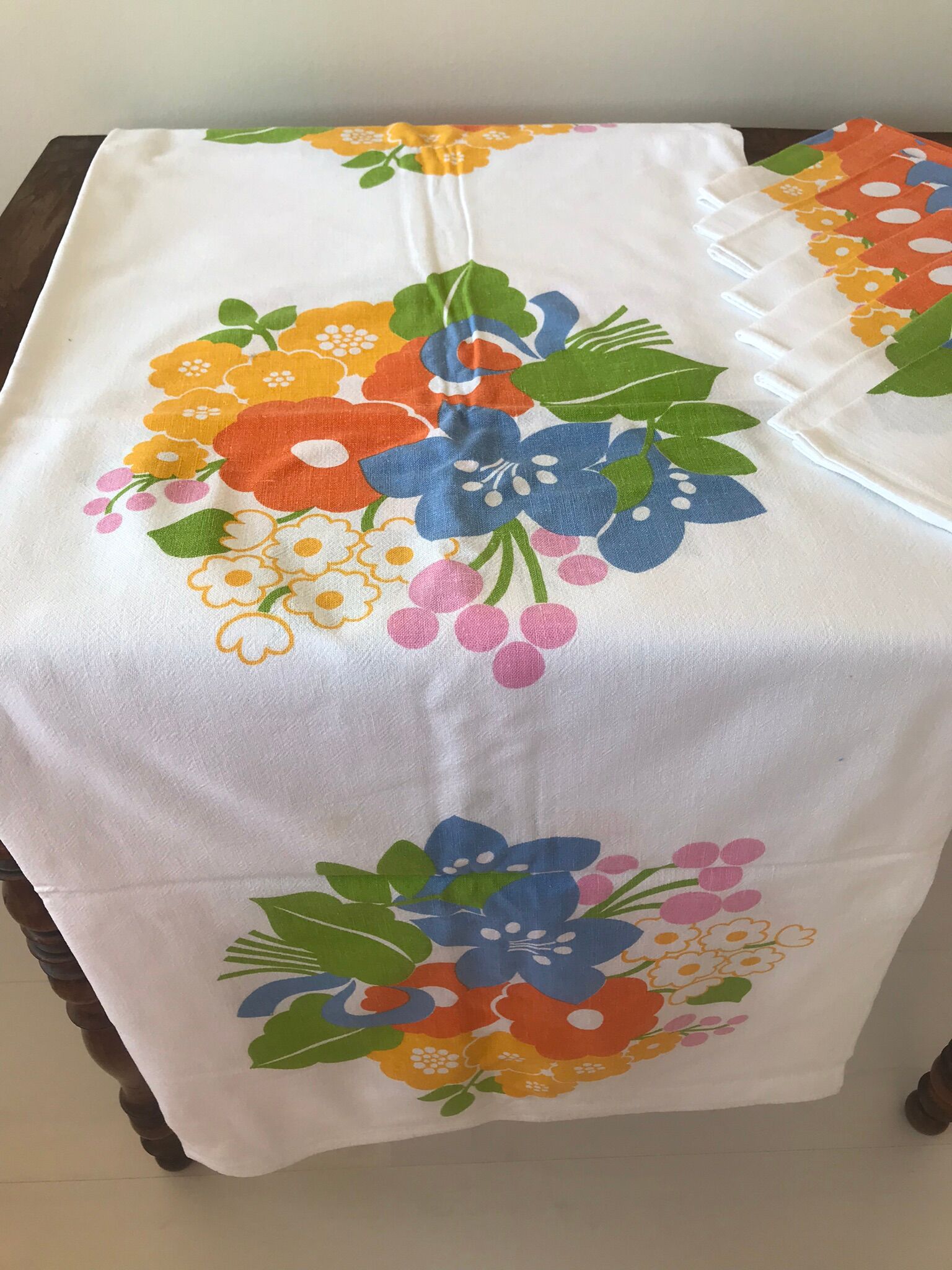 Floral tablecloth and its 8 vintage towels