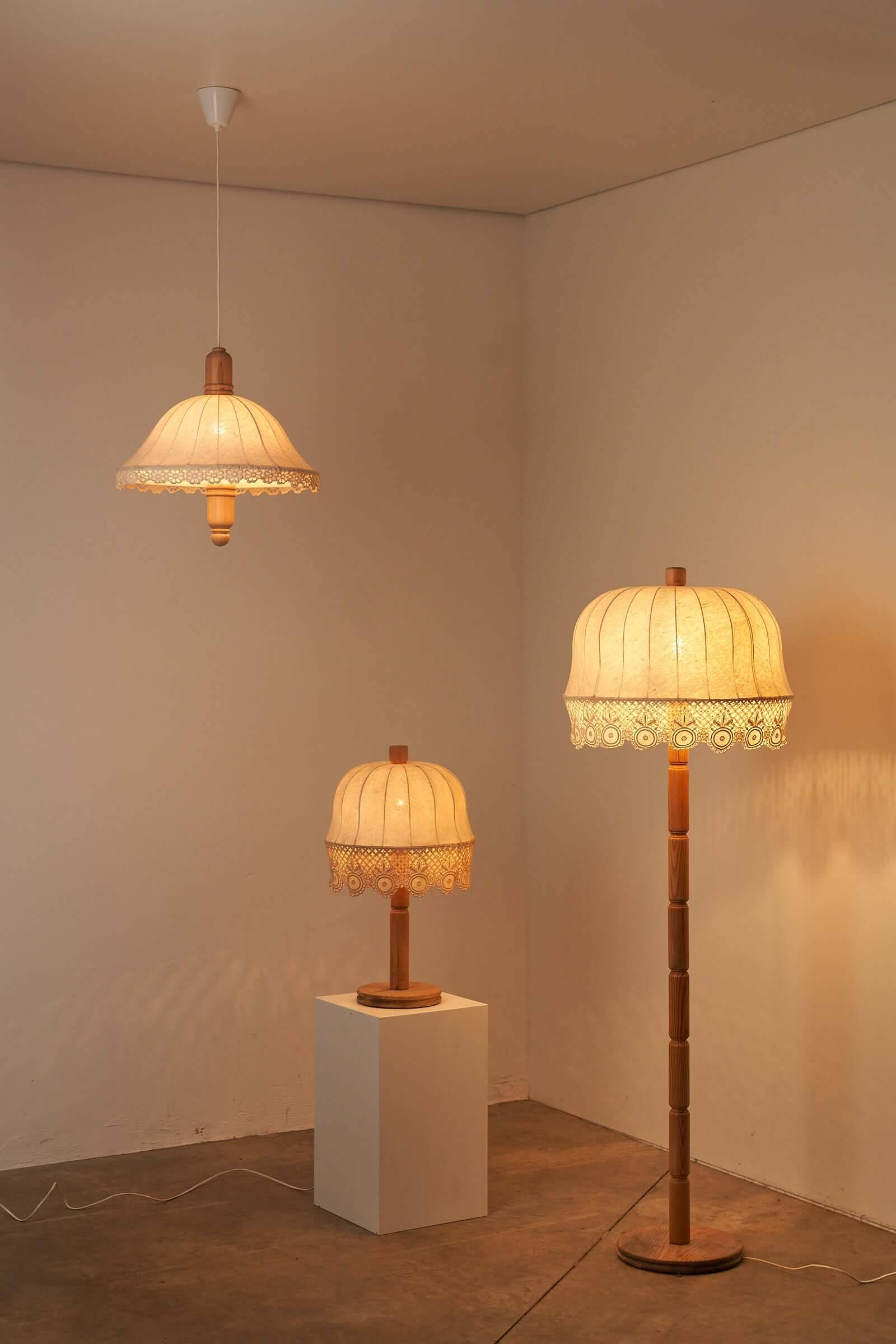Lampe de table en bois et textile de Suède