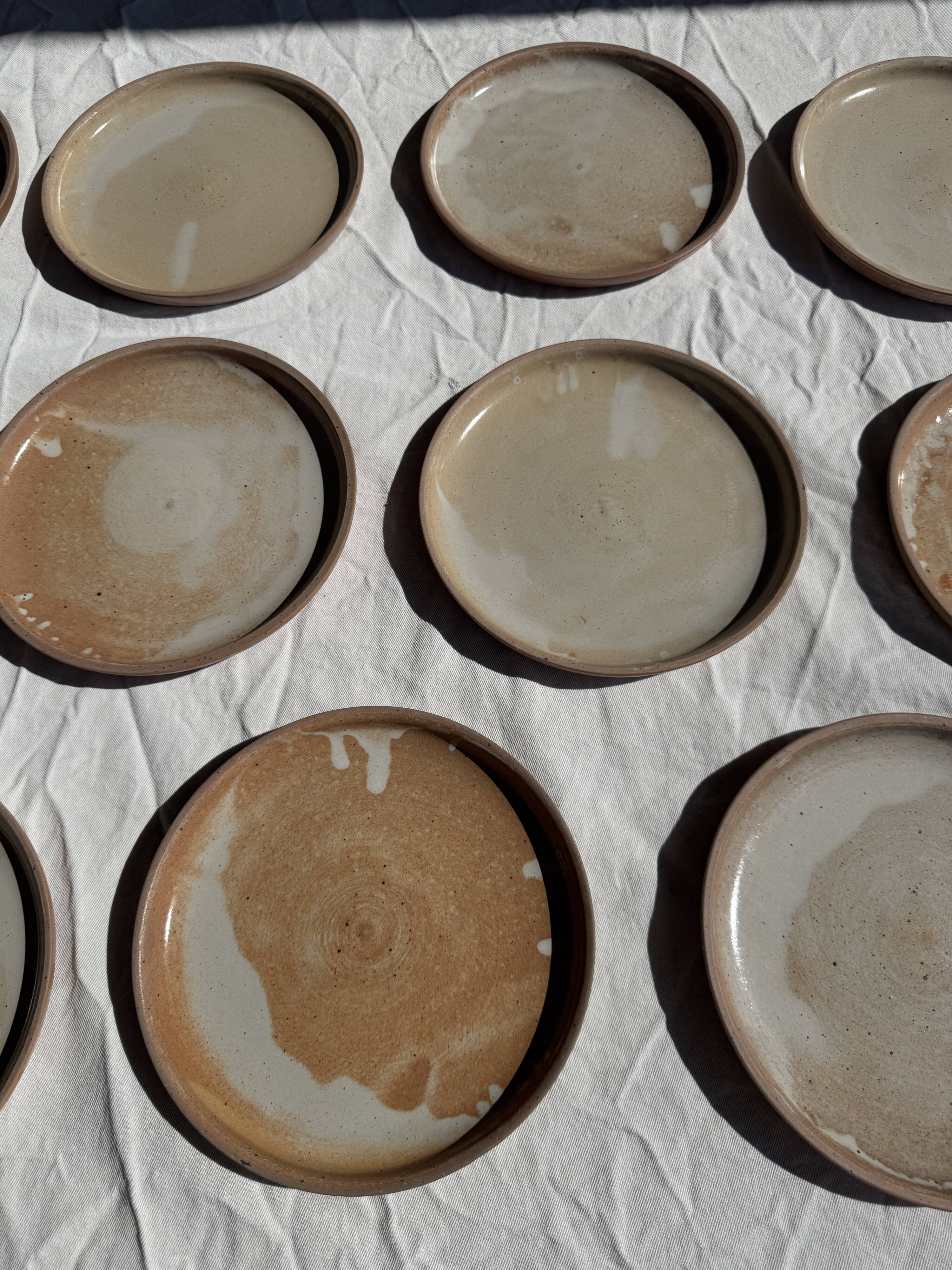 Lot de 11 assiettes en grès beige épais vintage D22,5