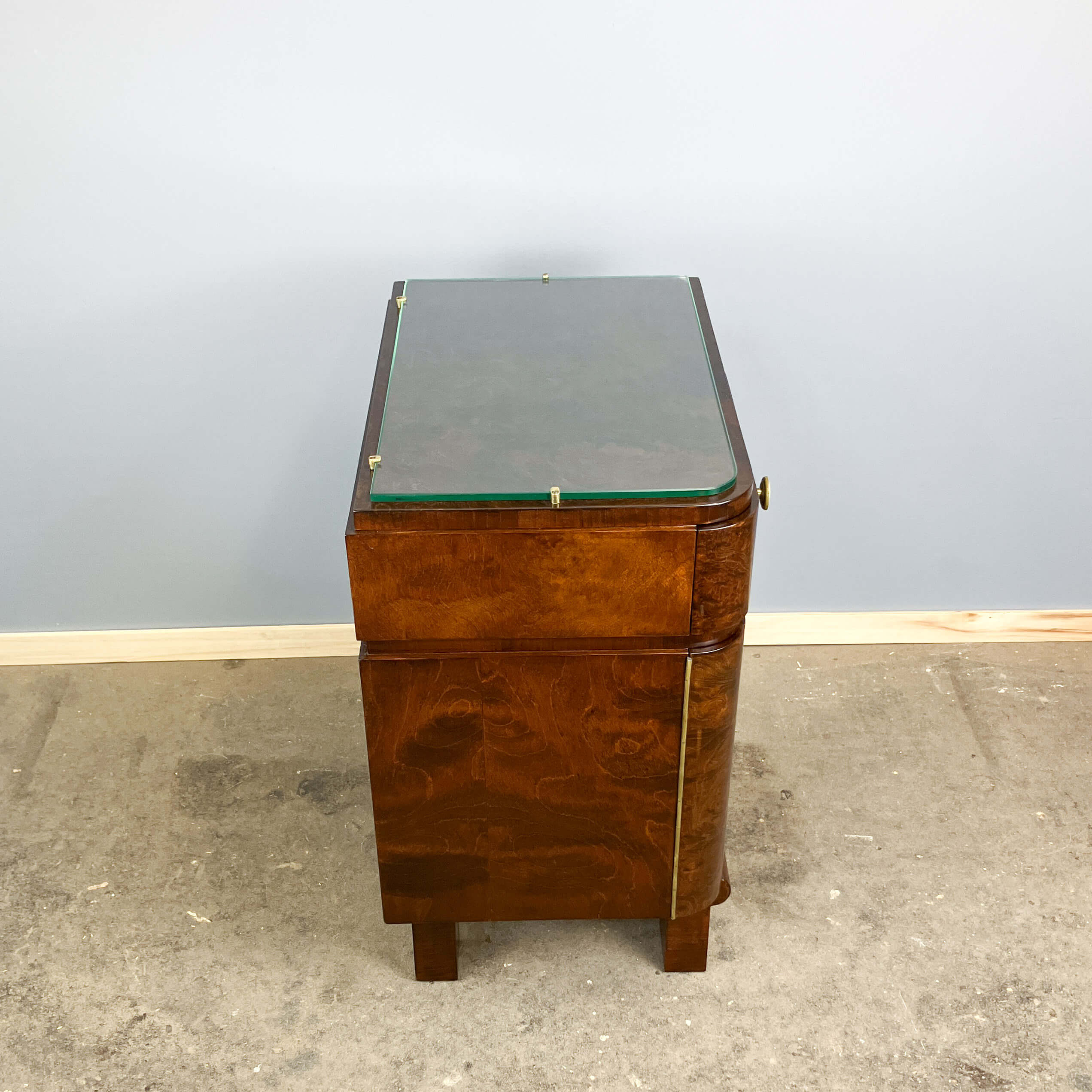 Tables de chevet Art Déco, bois de noyer avec plateaux en verre, années 1930
