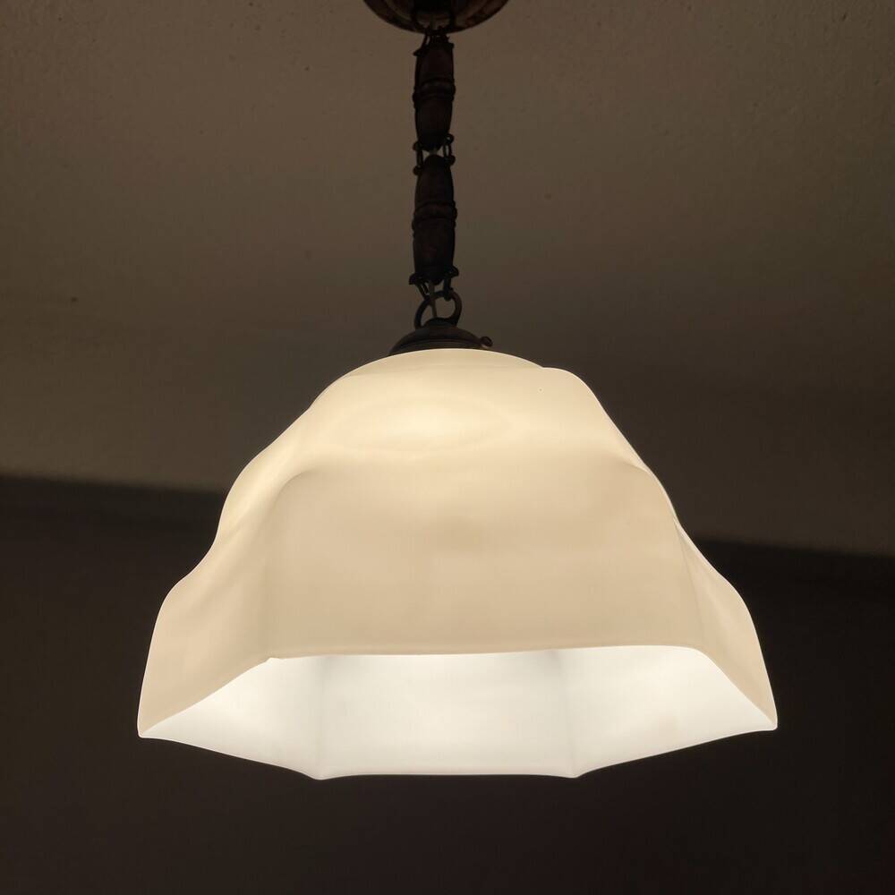 Lampe suspendue en verre blanc Art Déco