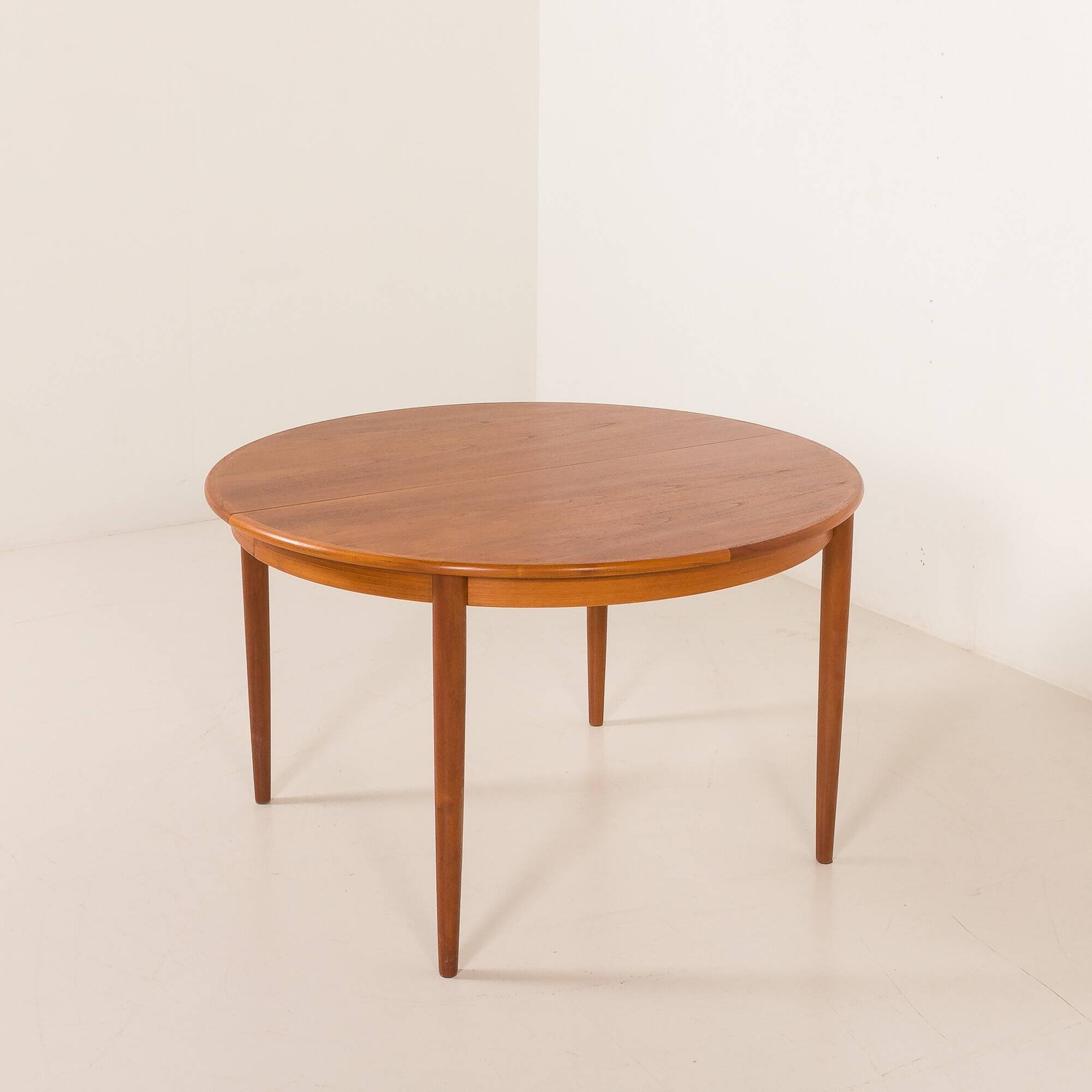 Danish round teak expandable table with 2 leaves, 1960s