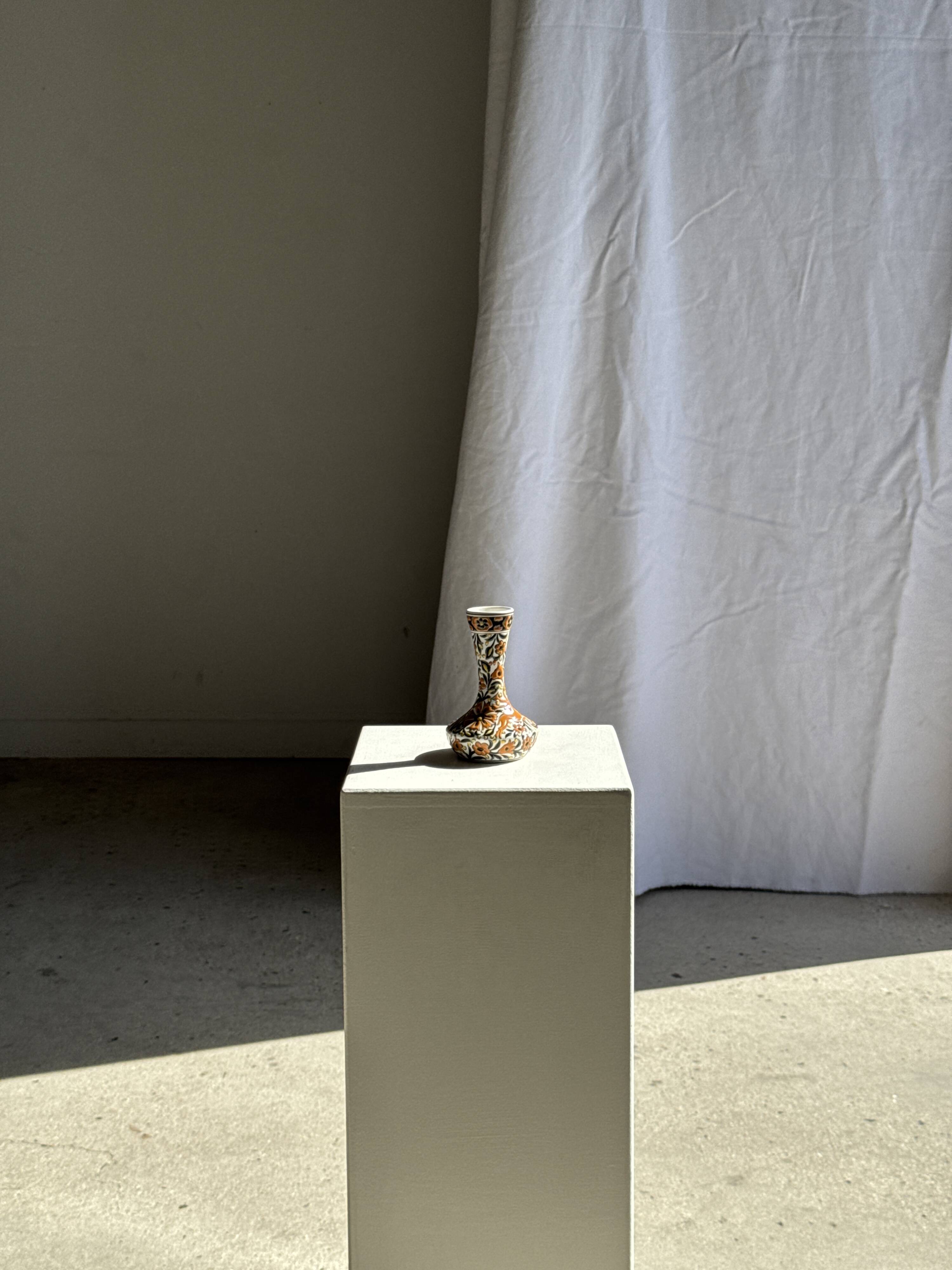 Petit vase soliflore blanc à décor floral et animalier orange H14 L9