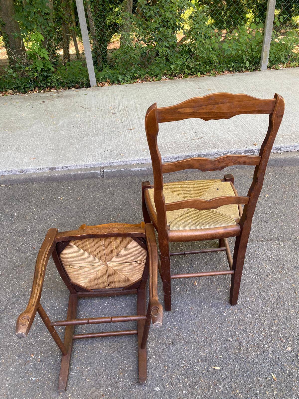 2 dining chairs with carved solid wood and rush seats in Louis XV shell style.