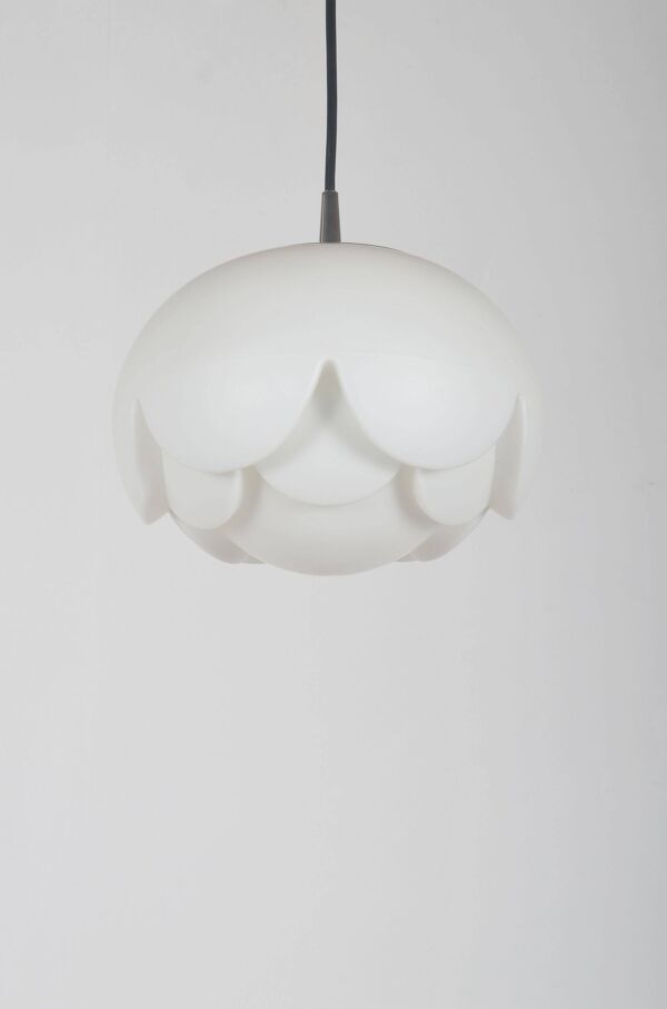 Suspension artichaut en verre opale par Peill & Putzler, 1974