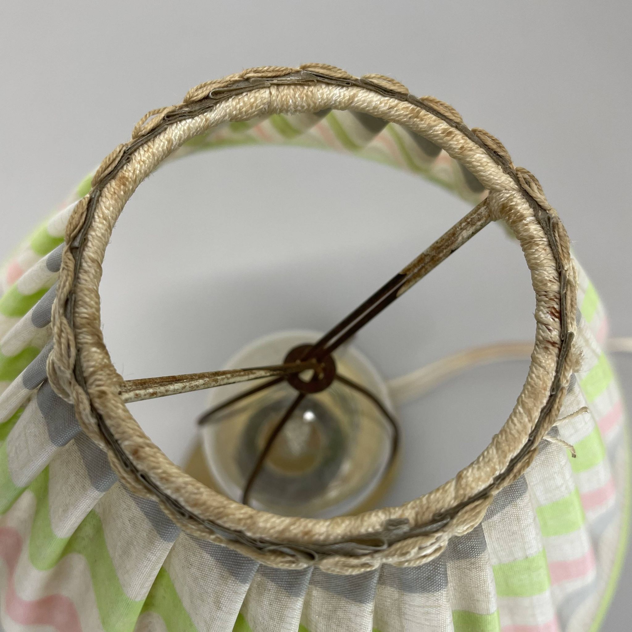 Lampe de table de 32 cm en laiton et tissu de style Kalmar, Autriche, années 1960