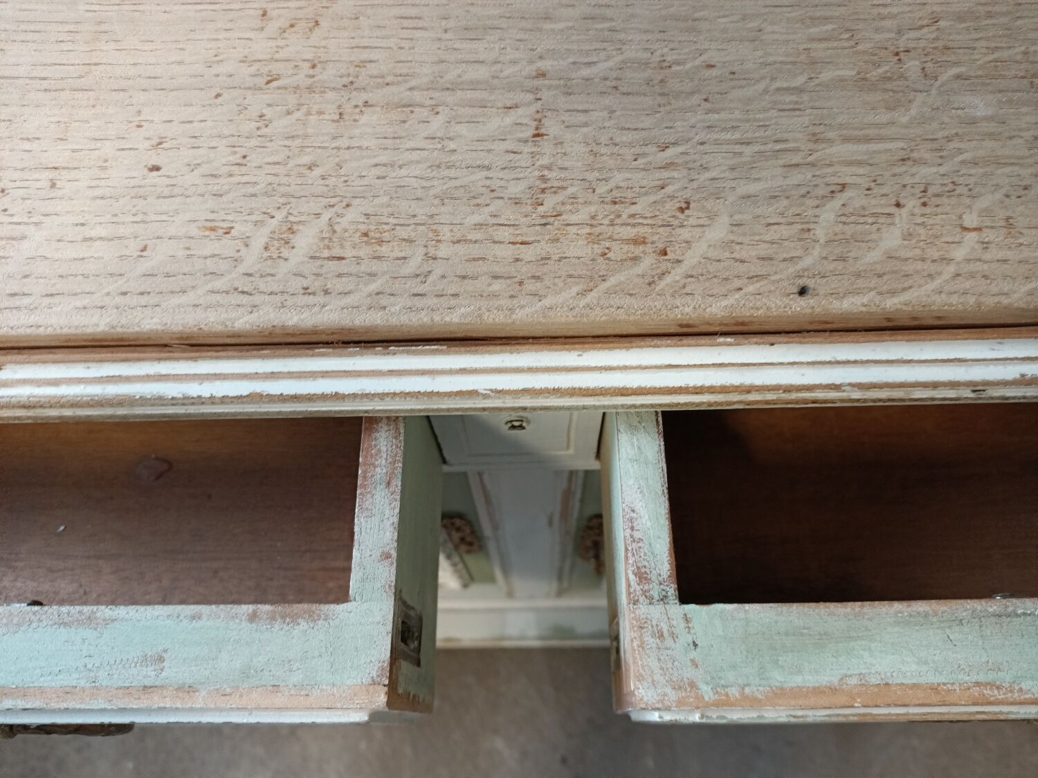 Patinated buffet service