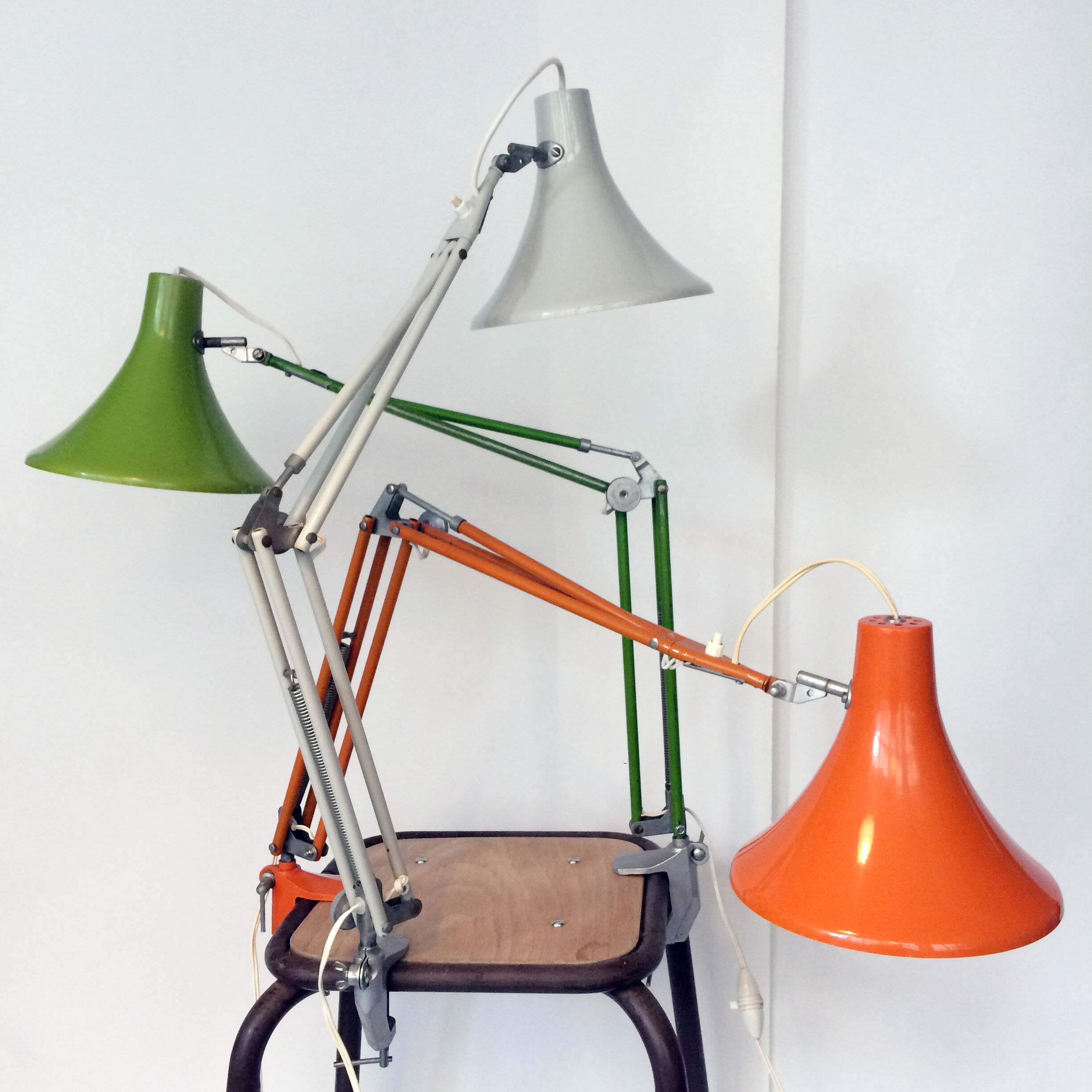 Trois lampes de bureau aux couleurs italiennes