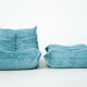 Ensemble de fauteuil et pouf Togo en velours côtelé bleu clair.