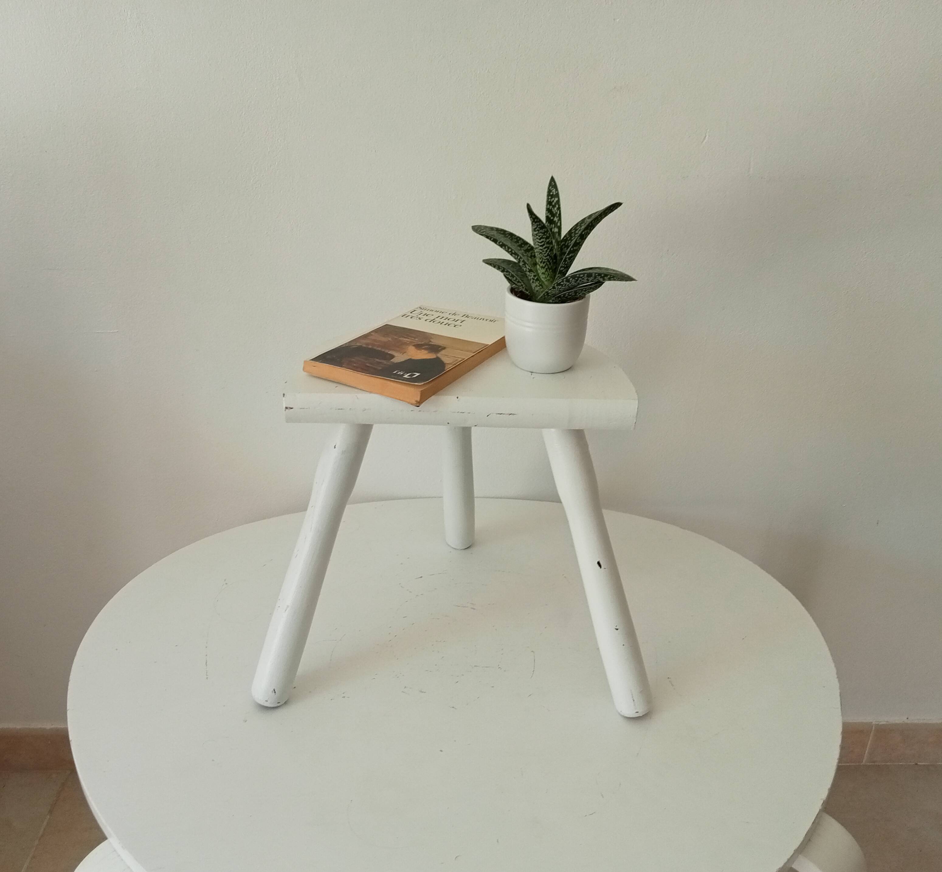 Vintage tripod milking stool