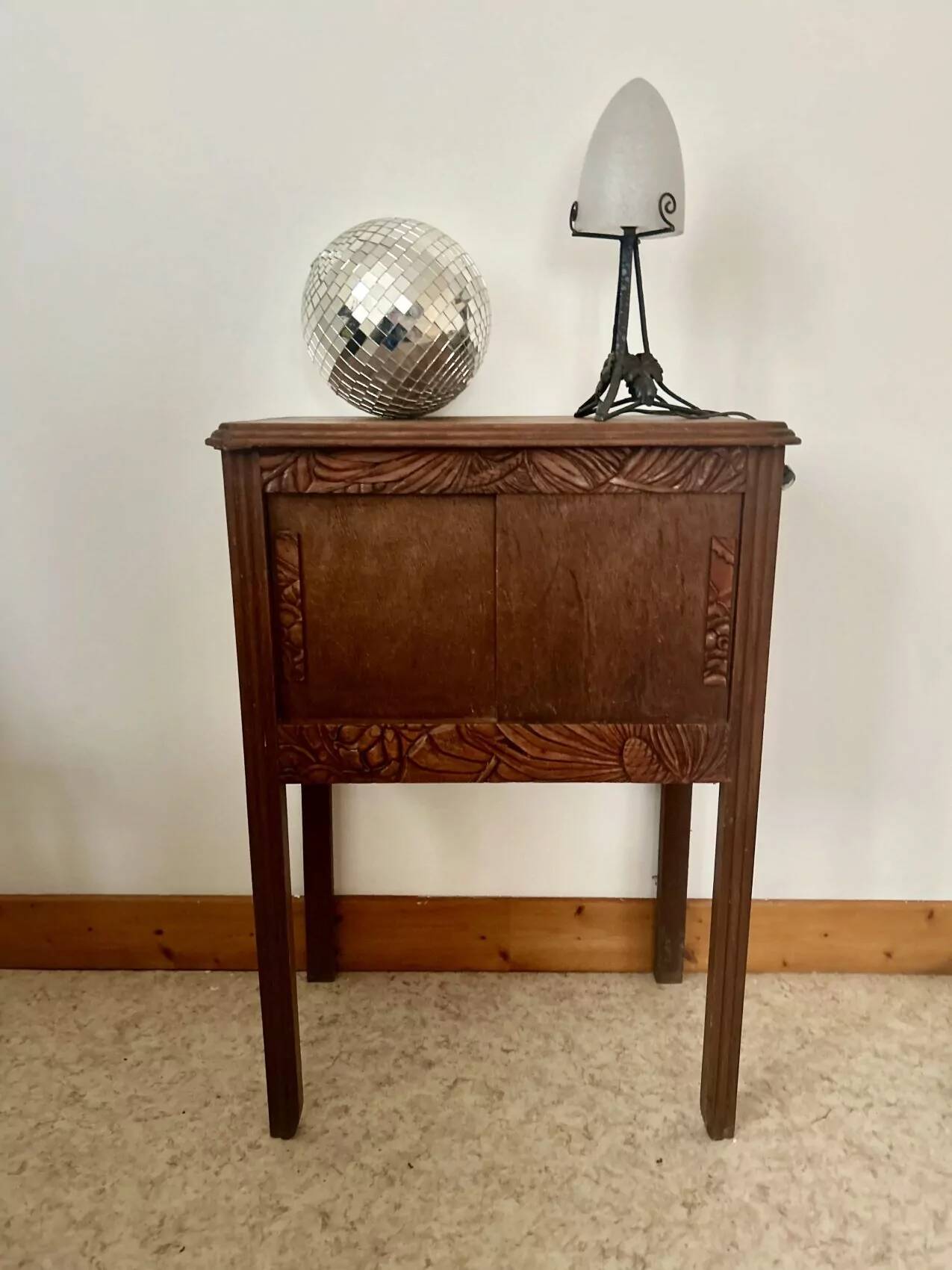 Petit meuble art déco aux portes coulissantes, atypique et joli