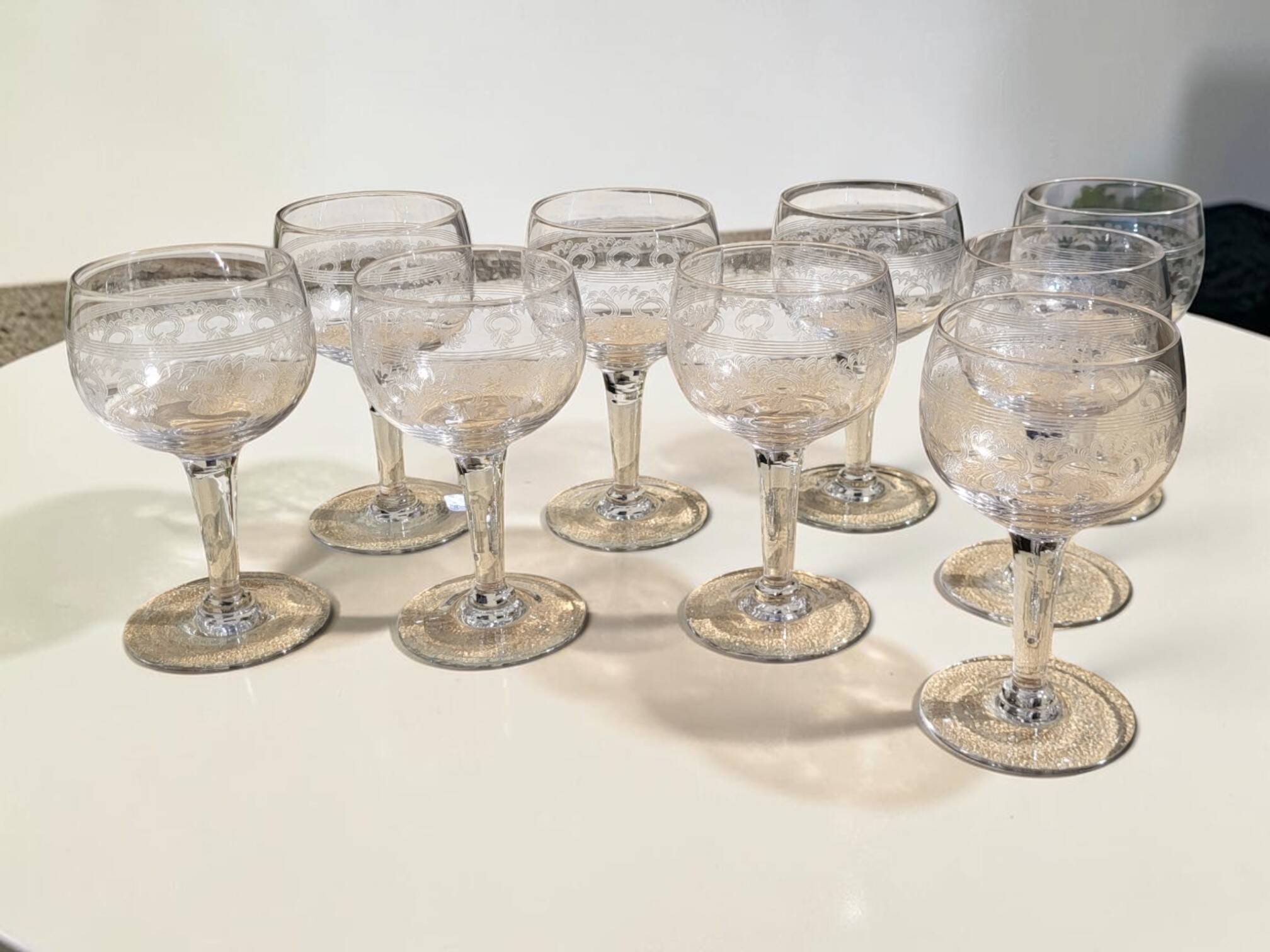 9 verres à vin guillochés déb. XXème