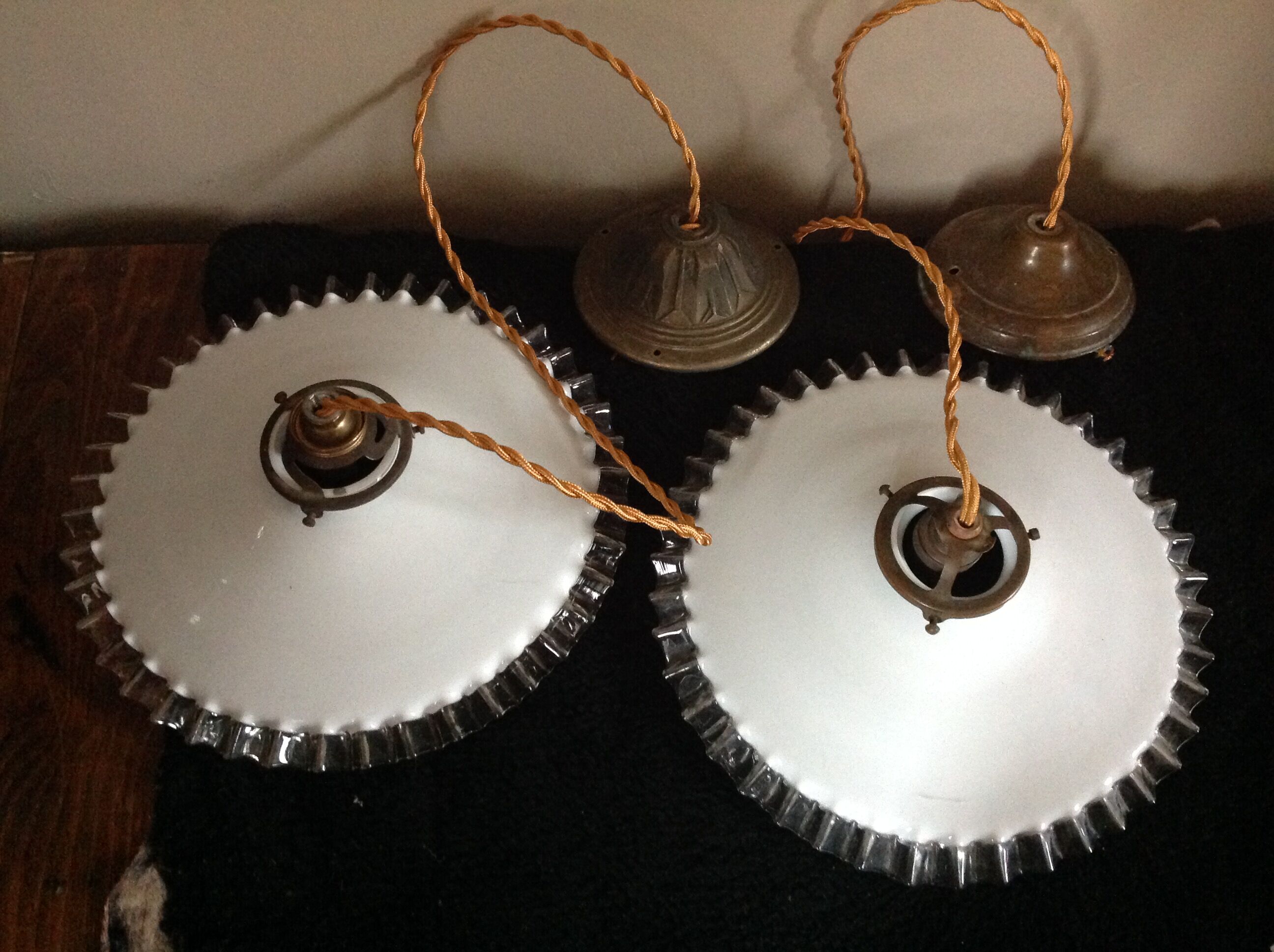 Duo de suspensions en opaline vintage