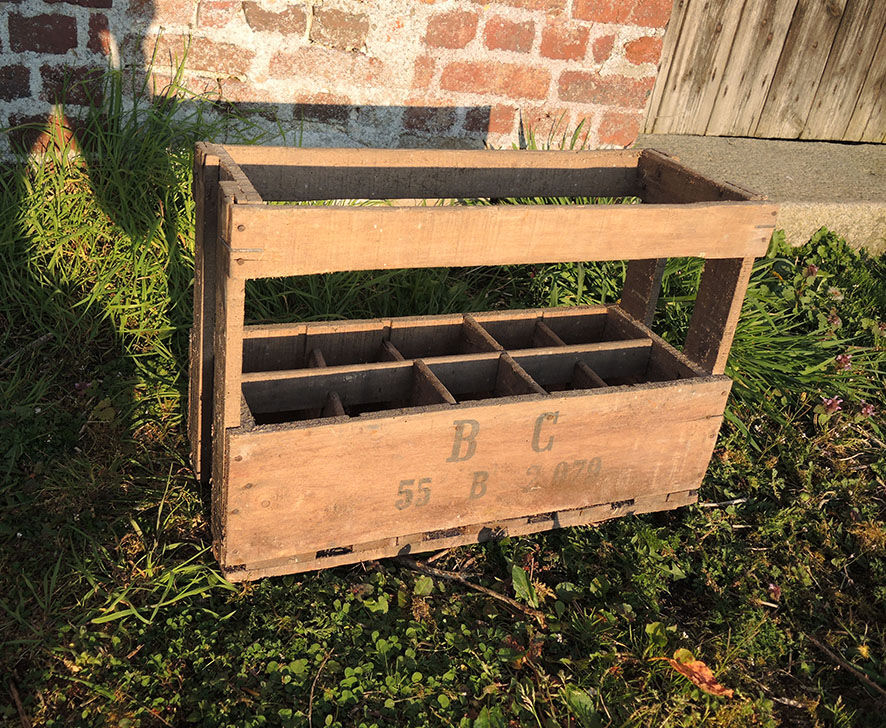 Old box with 10 wooden bottles -bc