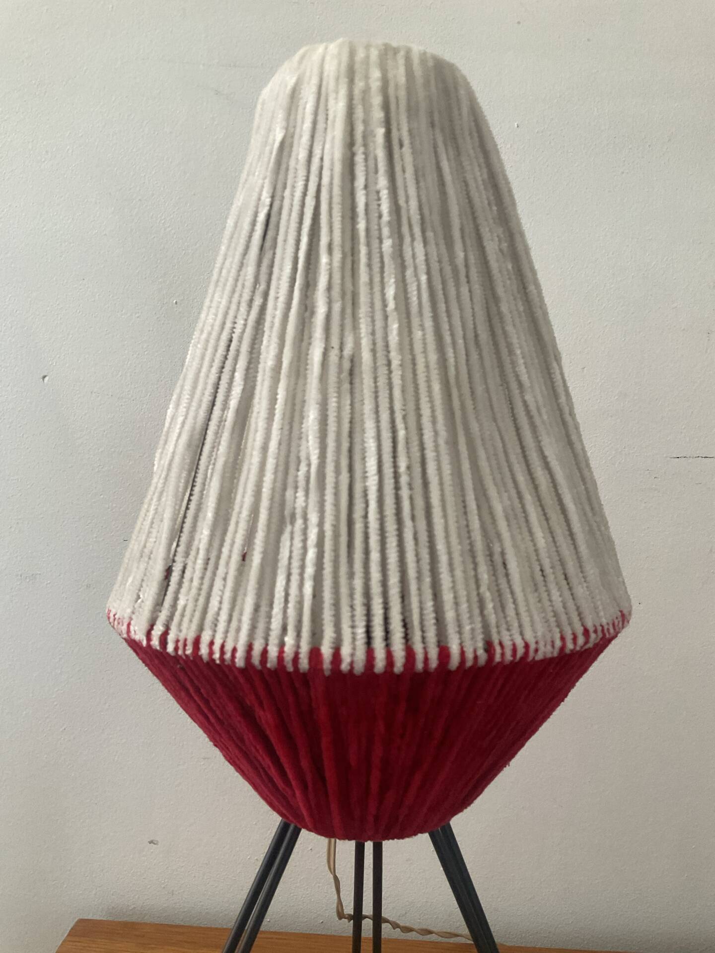 Lampe tripode en métal et laine années 50