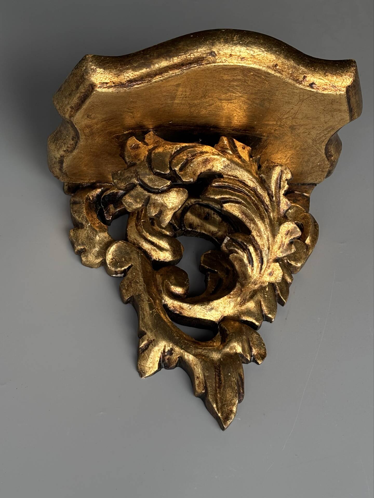 Petite console d’applique en bois sculpté et doré style Louis XV