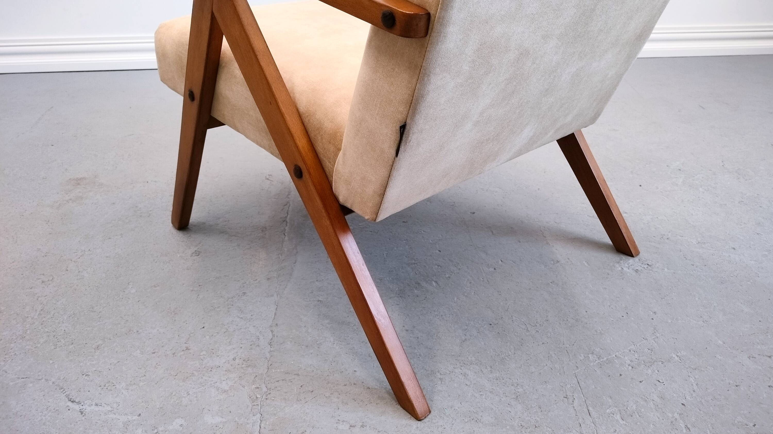 1960 Mid Century Easy Chair Model B 310 Var in Beige Velvet