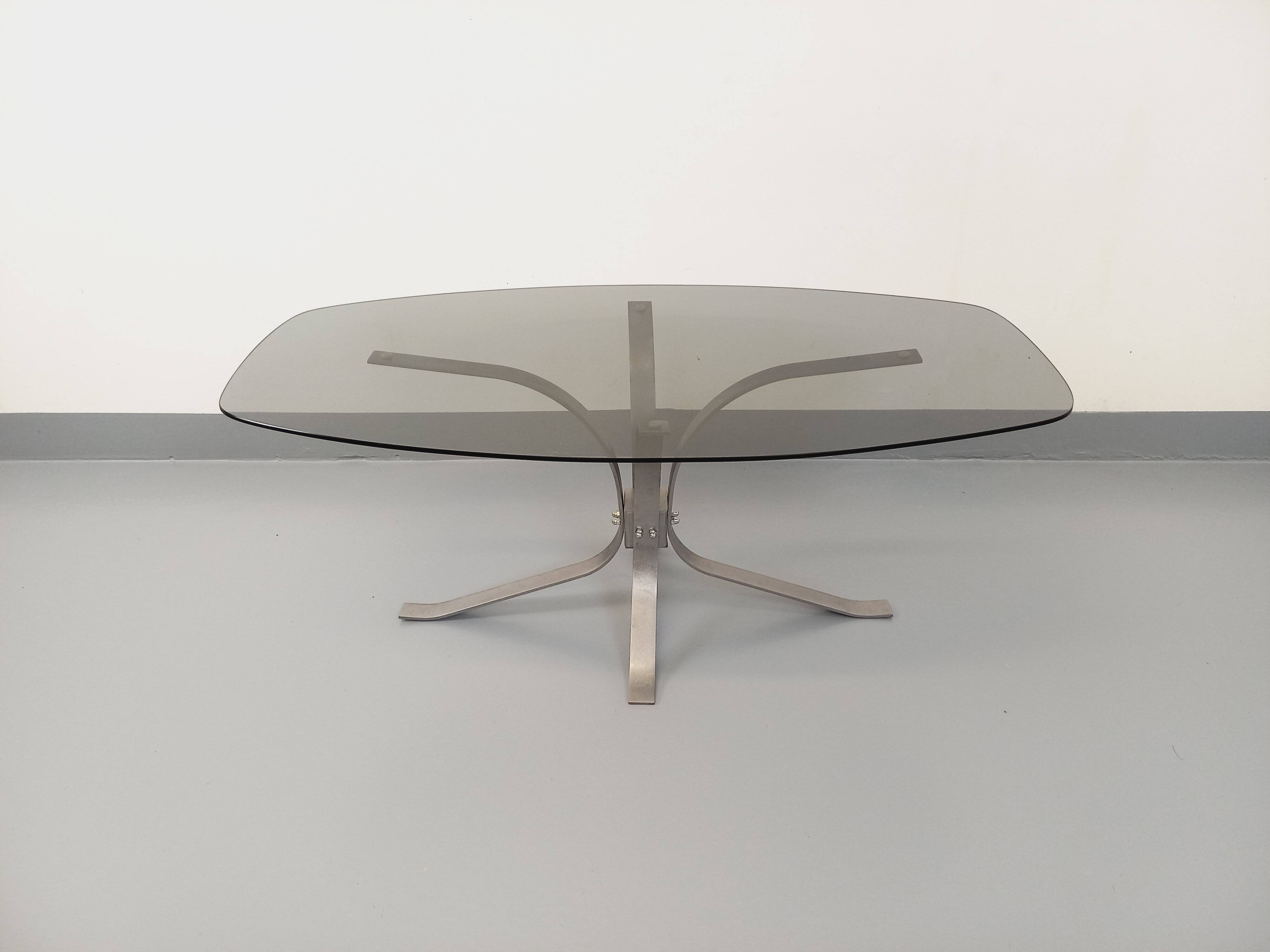 Vintage Rounded Rectangular Oval Coffee Table in Glass and Chromed Metal from the 70s