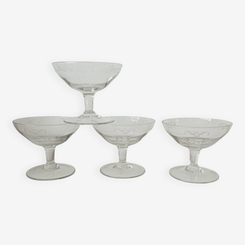 Lot de 4 coupes à champagne en verre gravé