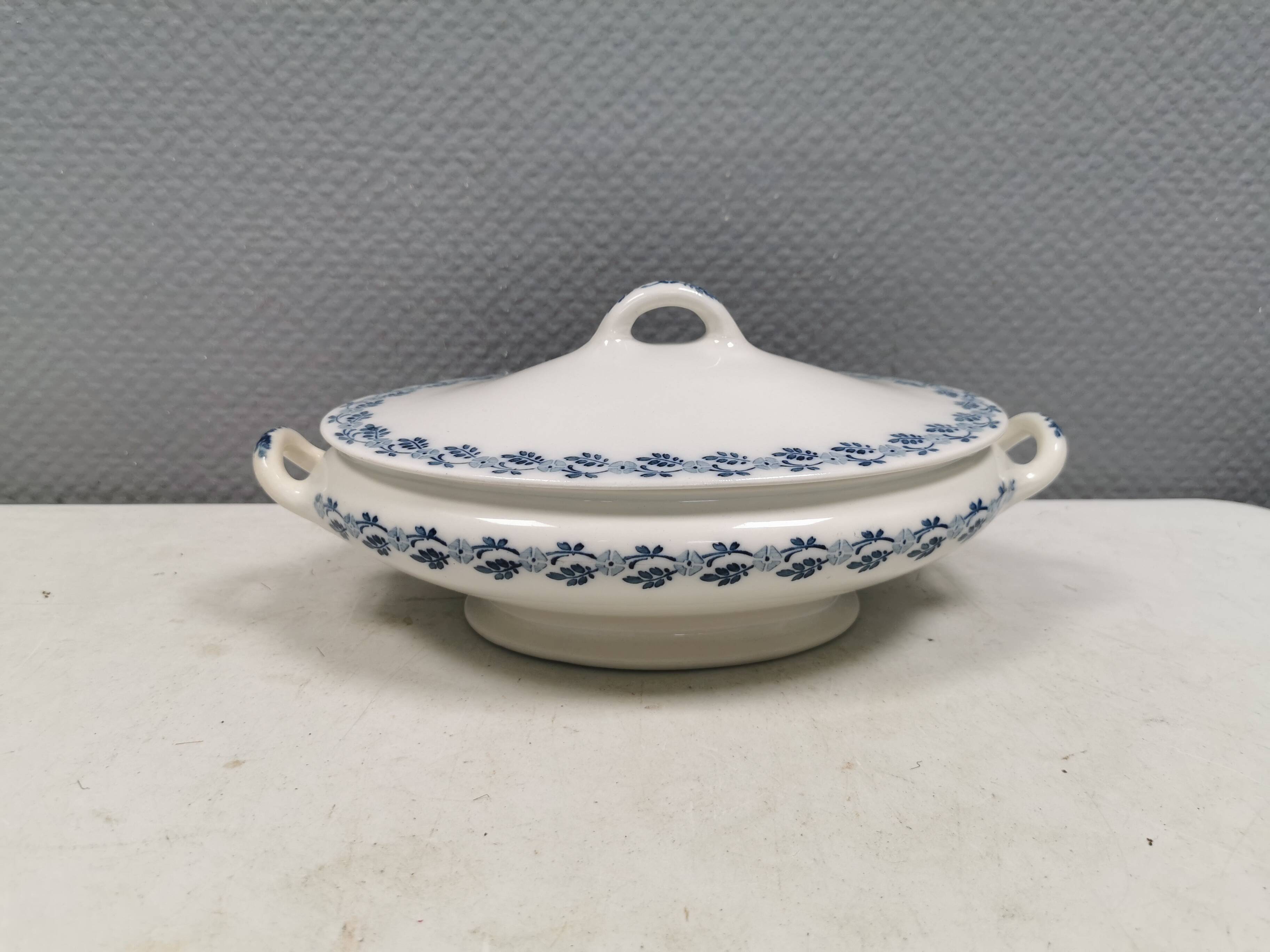 A very old Villeroy & Boch soup tureen. From about 1910-1920.