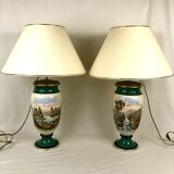 Grande paire de vases XIXe en porcelaine polychrome à décor de paysages, montés en lampes
