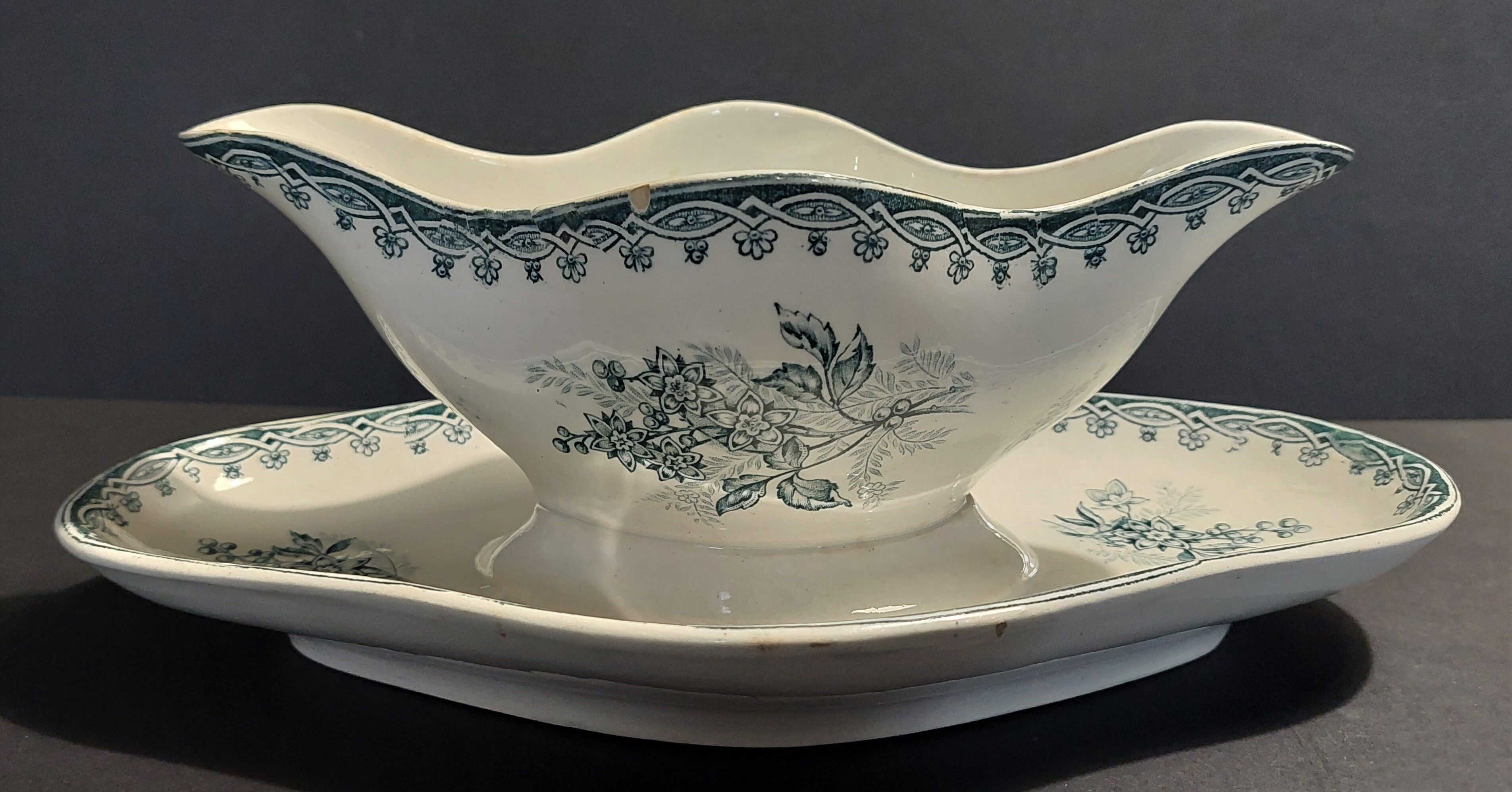 Saucière en faïence de Saint Amand décor Margot