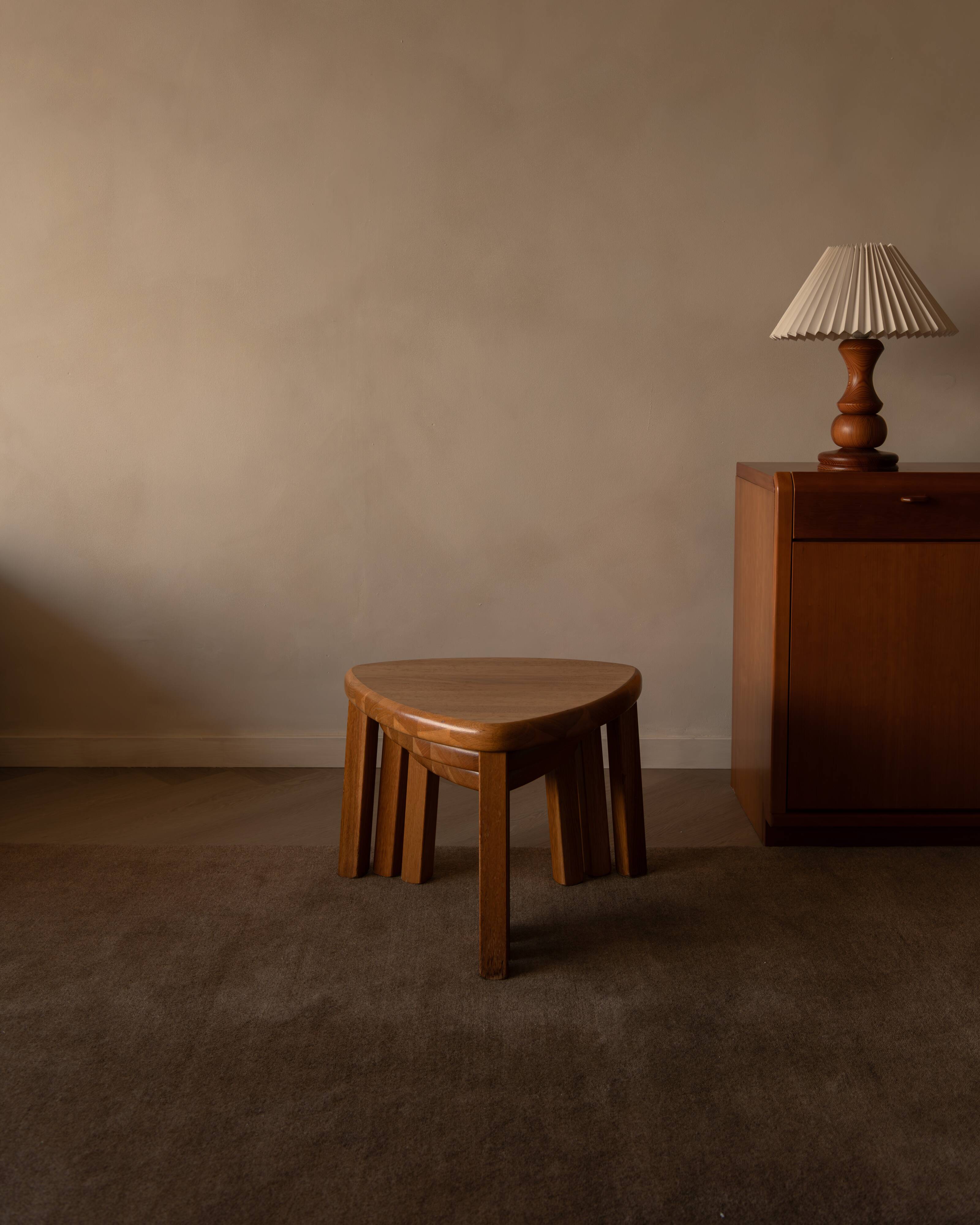Tables gigognes en chêne massif des années 1970, ensemble de 3 · Plateaux triangulaires organiques