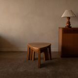 Tables gigognes en chêne massif des années 1970, ensemble de 3 · Plateaux triangulaires organiques