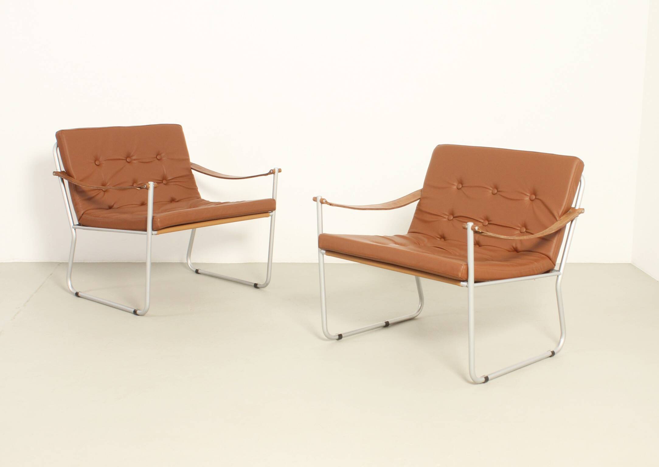 Paire de fauteuils de style safari avec accoudoirs en sangles de cuir, 1960