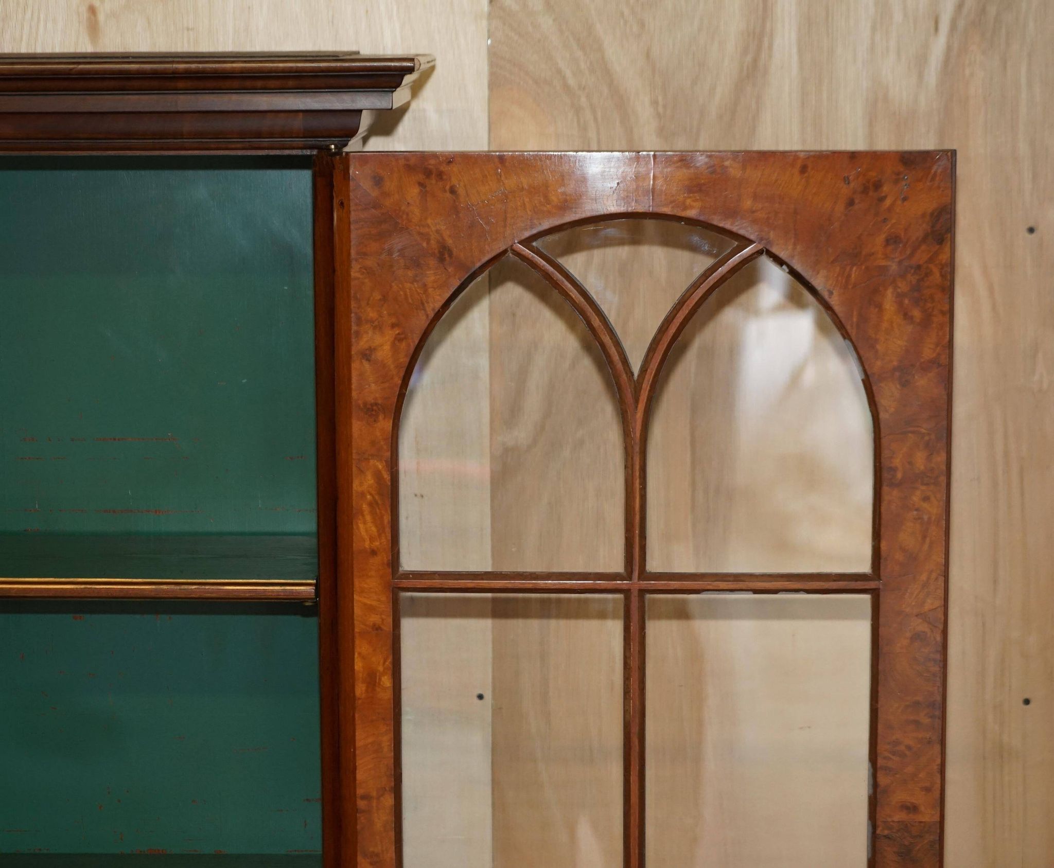 Bibliothèque victorienne en noyer loupe avec portes vitrées gothiques