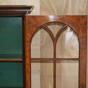 Bibliothèque victorienne en noyer loupe avec portes vitrées gothiques