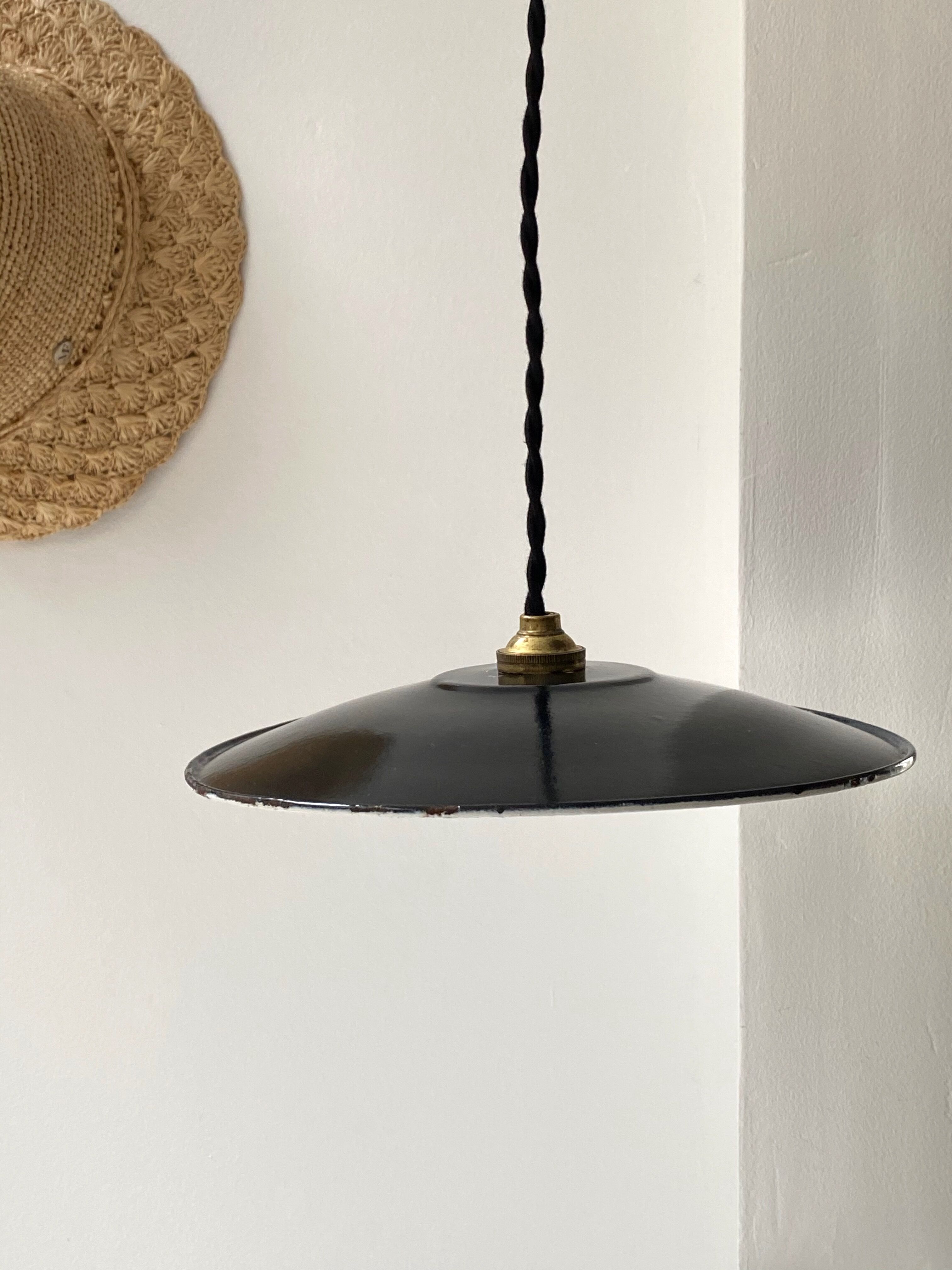 Black workshop suspension