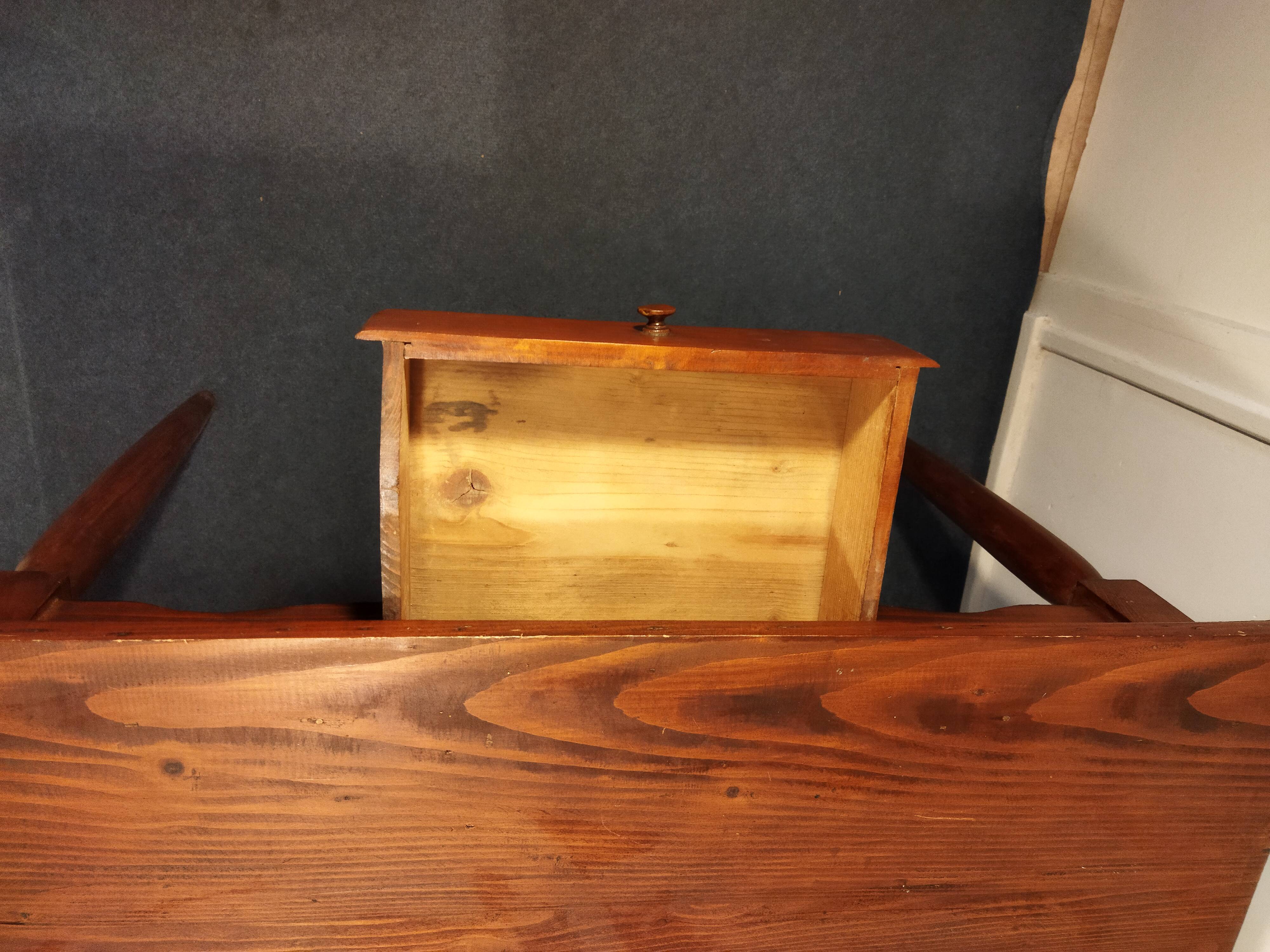 Desk feet spindles