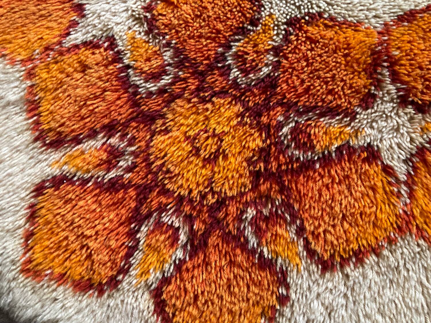 Desso pure wool round rug from the 70s