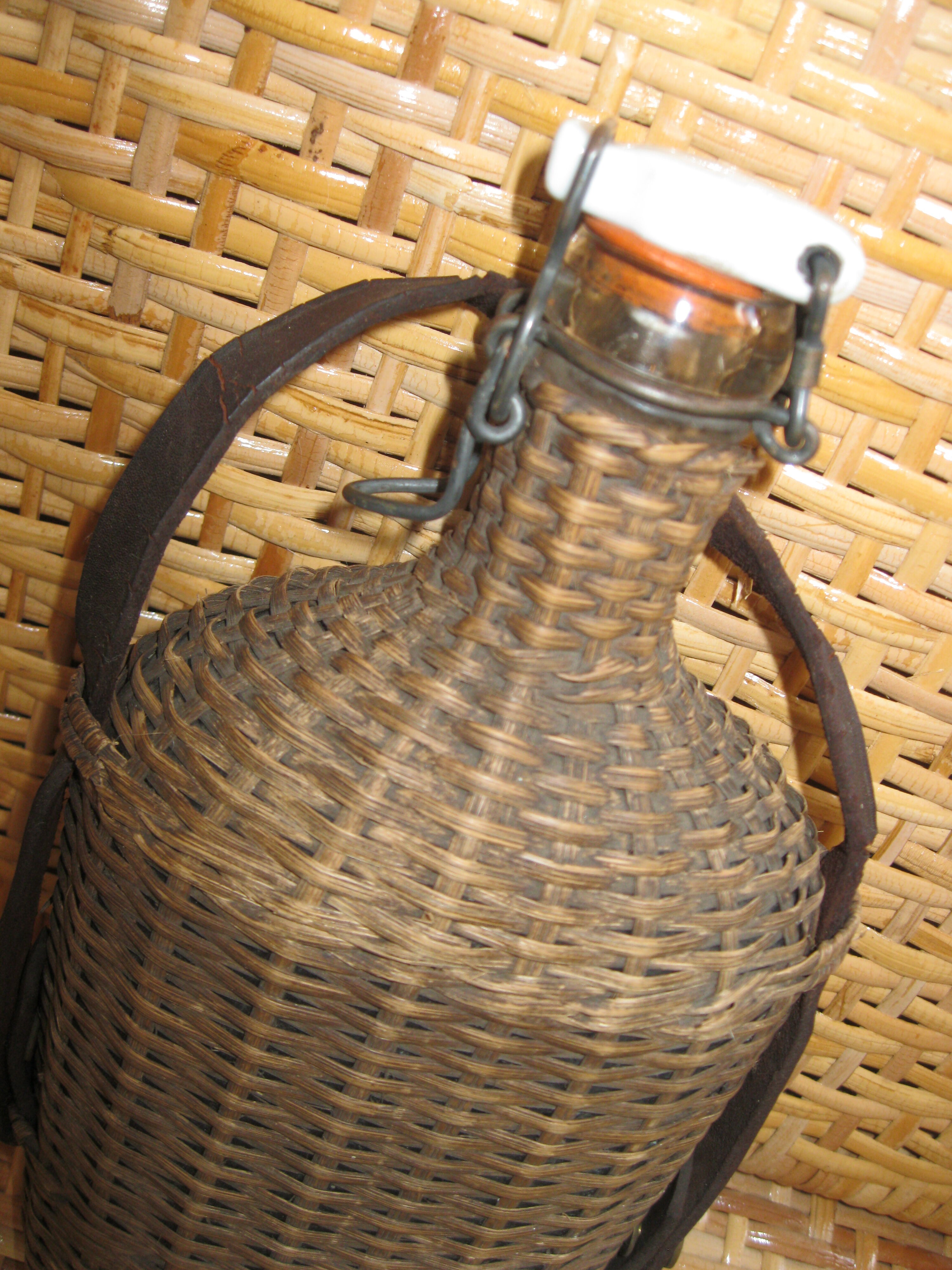 Bouteille osier bouchon porcelaine