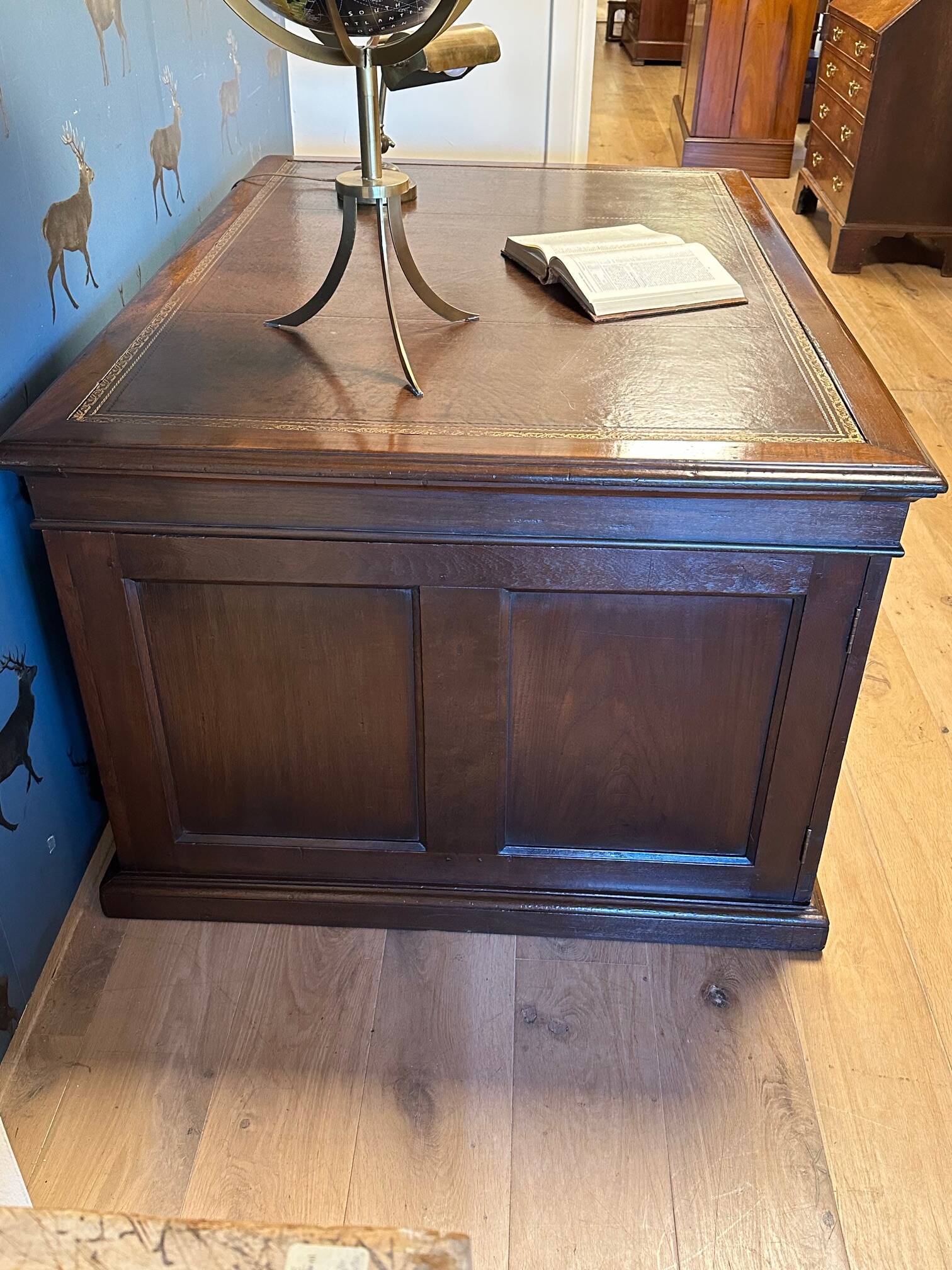 Antique English partnerdesk
