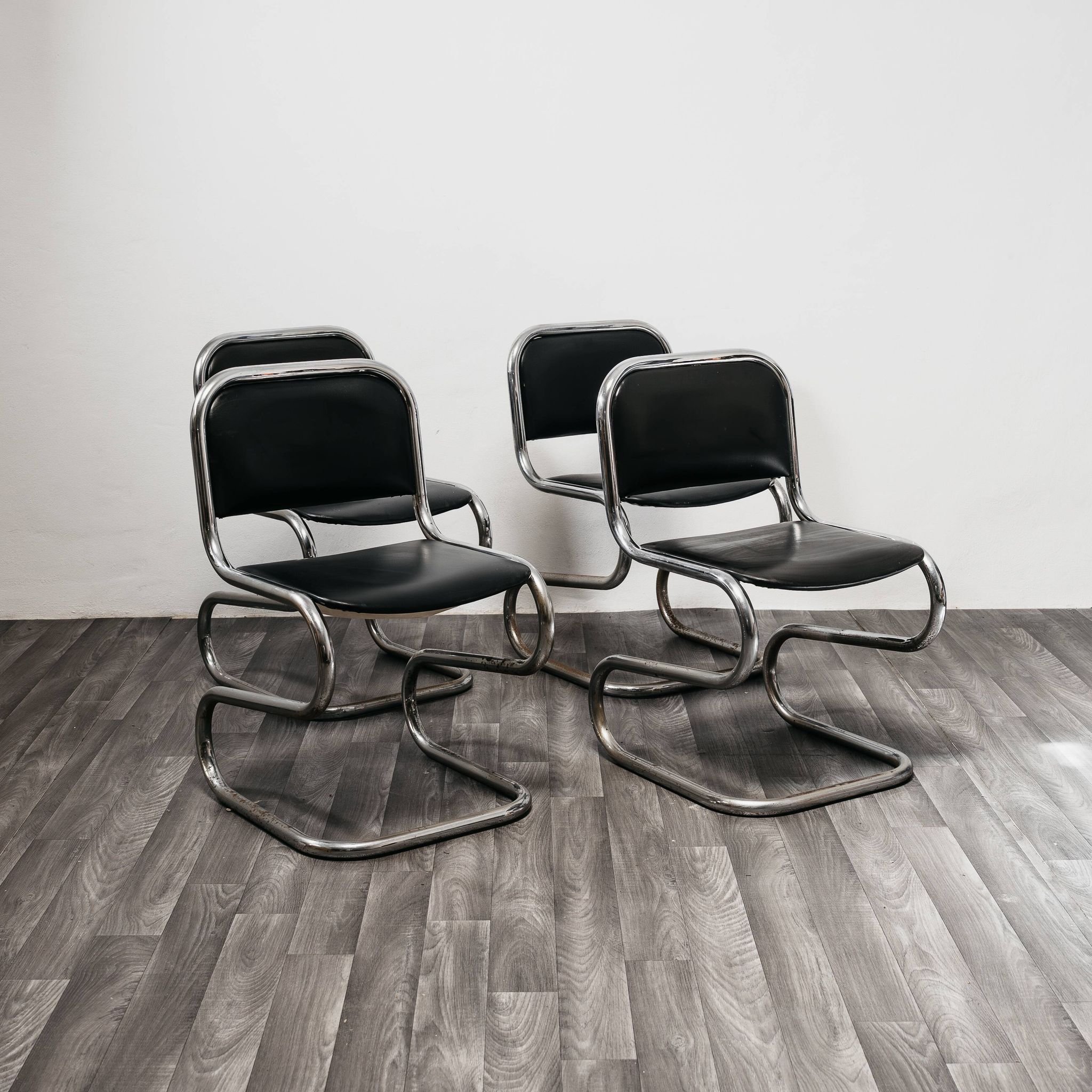 Ensemble de 4 chaises à bascule en acier chromé design années 80 vintage moderne.