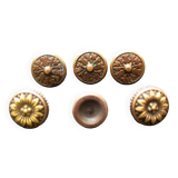 Boutons de meuble anciens en laiton