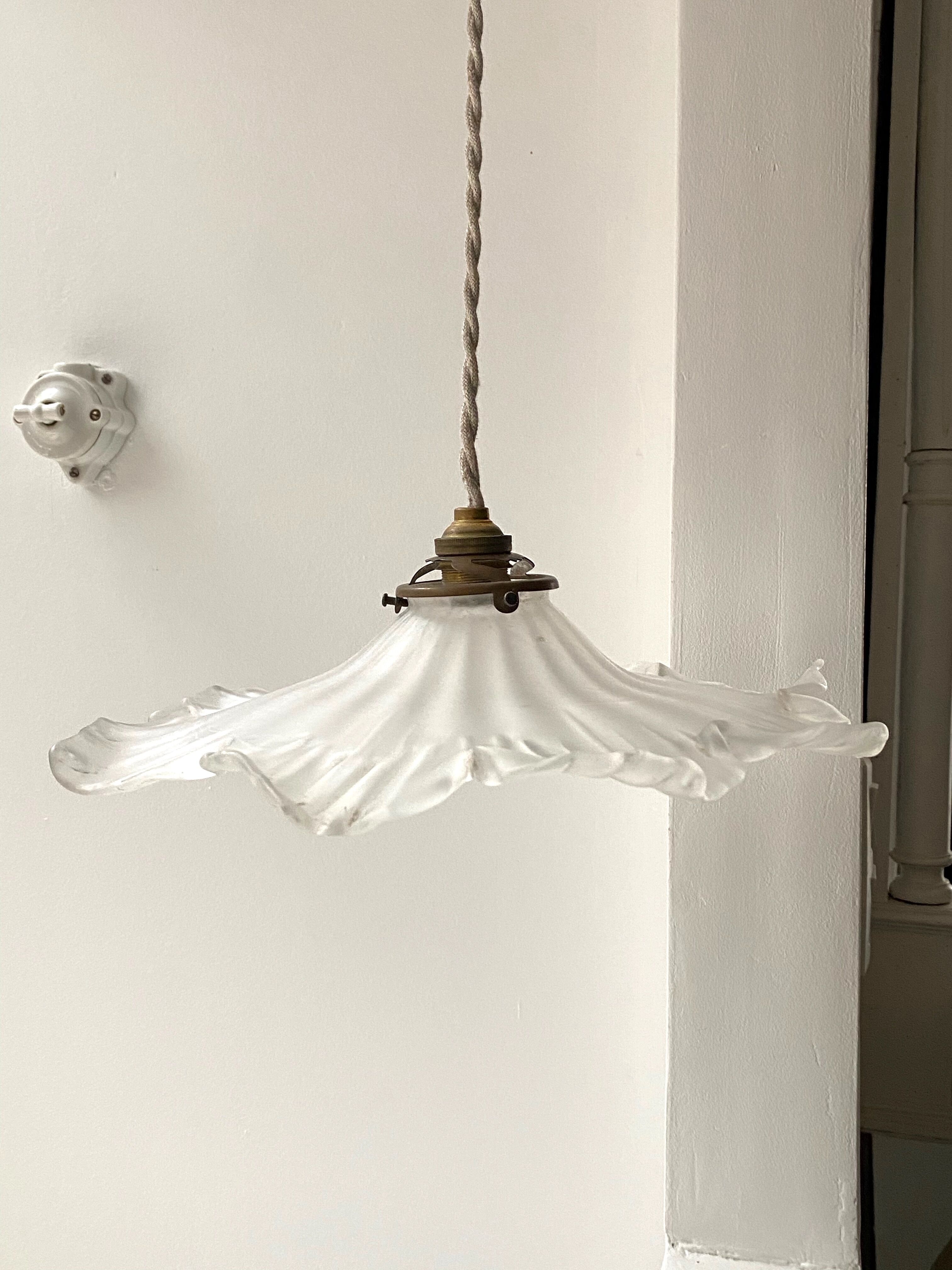 Ancienne suspension en verre opaque