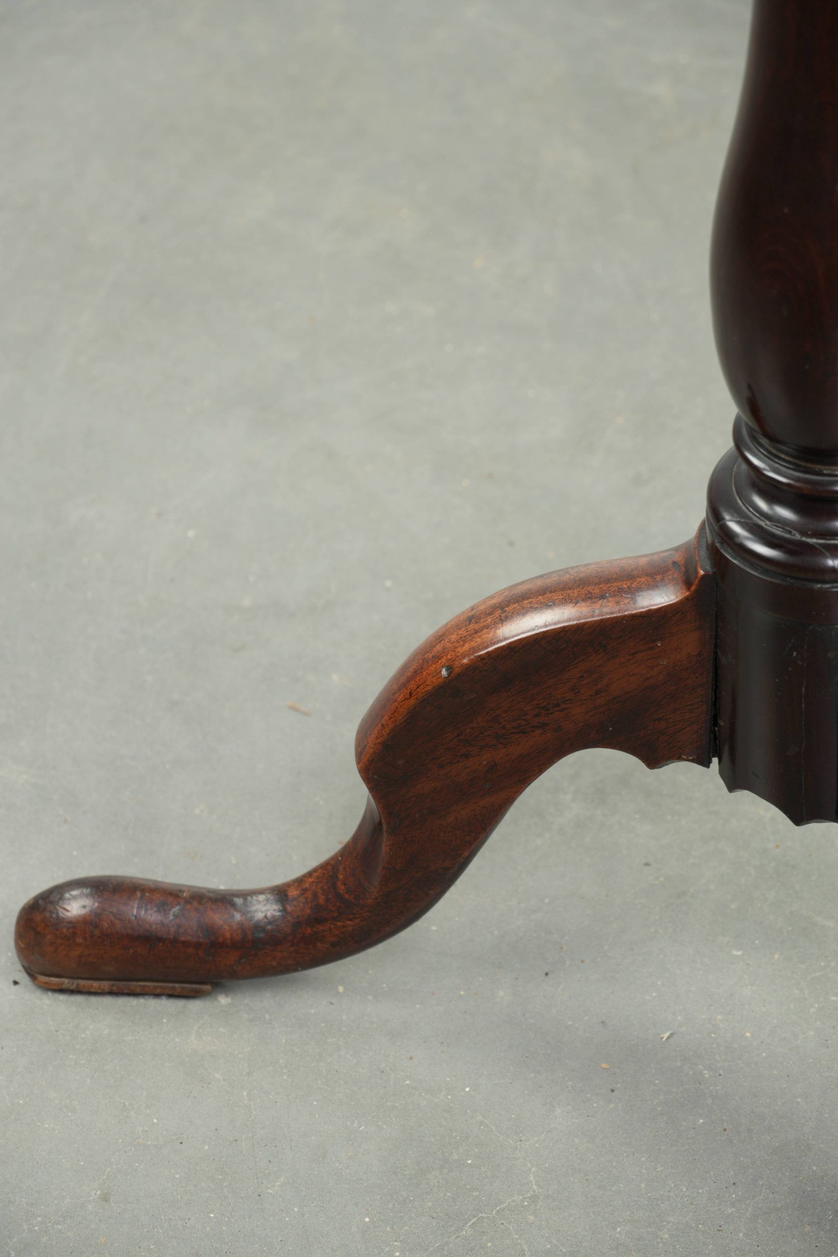 Round antique side/wine table from the late 18th century with a subtle foot