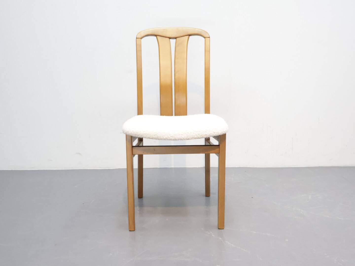 Vintage eetkamerstoelen met nieuwe stoffering in Boucle