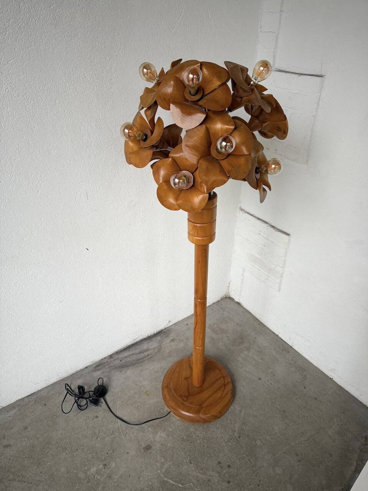 Lampadaire en orme motifs « fleurs », années 70