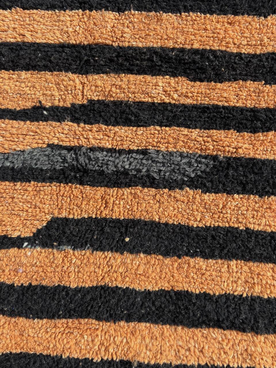 Modern Beni Ouarain Moroccan rug – black striped pattern – 215 x 250 cm