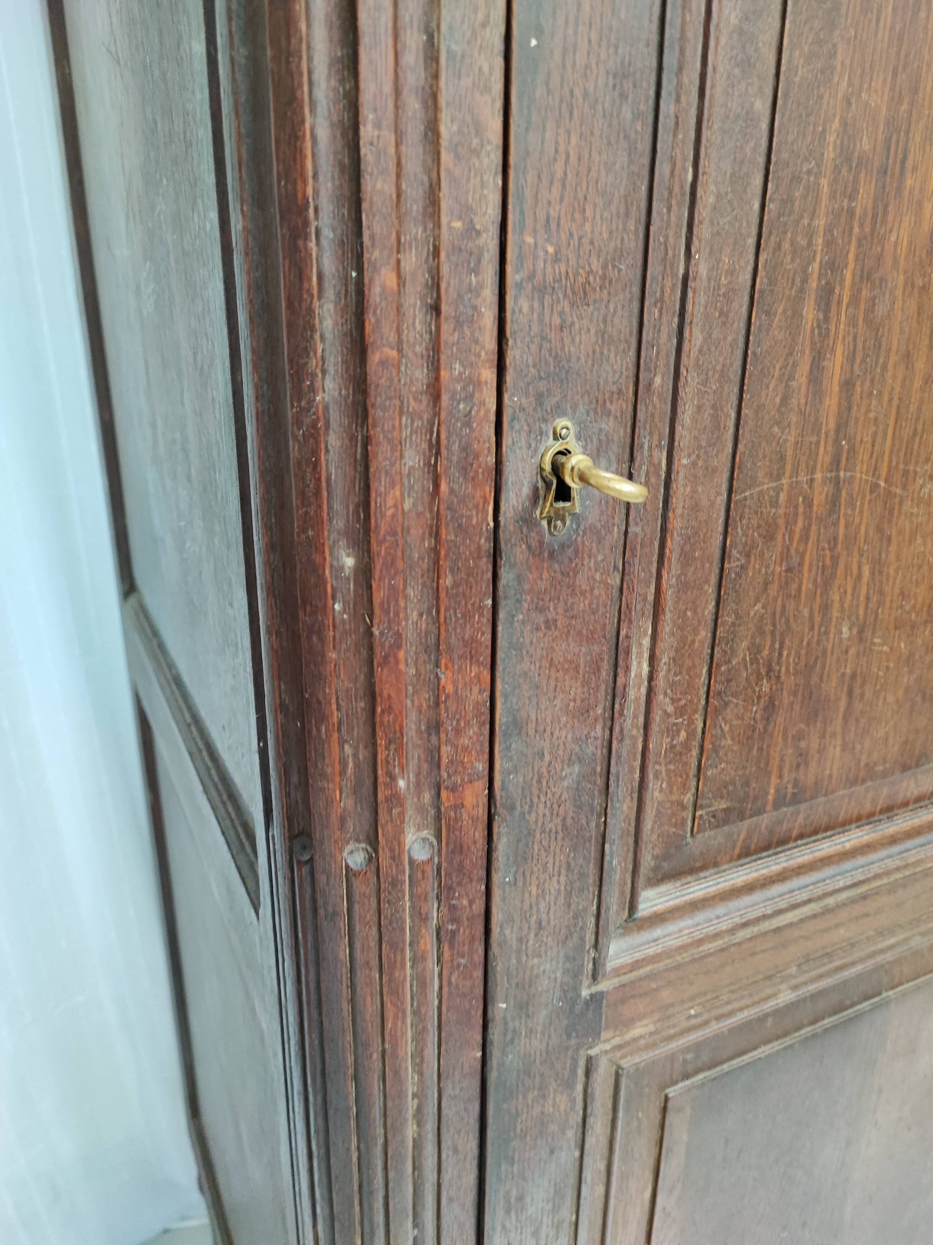 Bonnetière man standing cabinet a door
