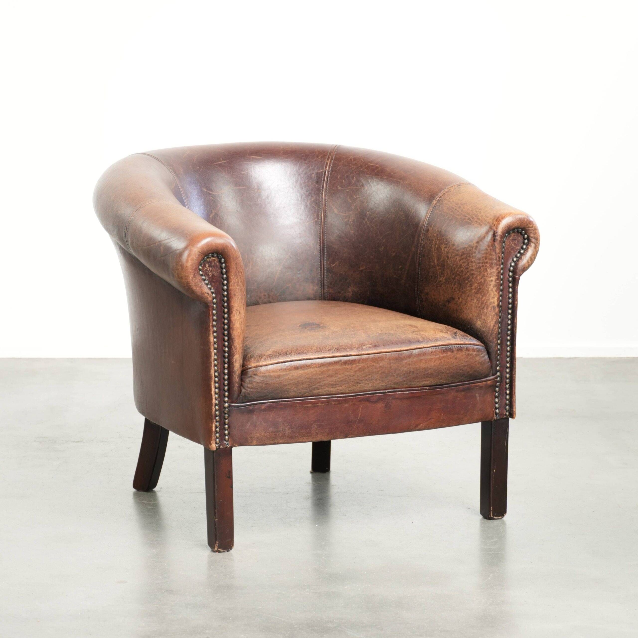 Sheepskin club armchair with patina in a subtle size and a vintage look