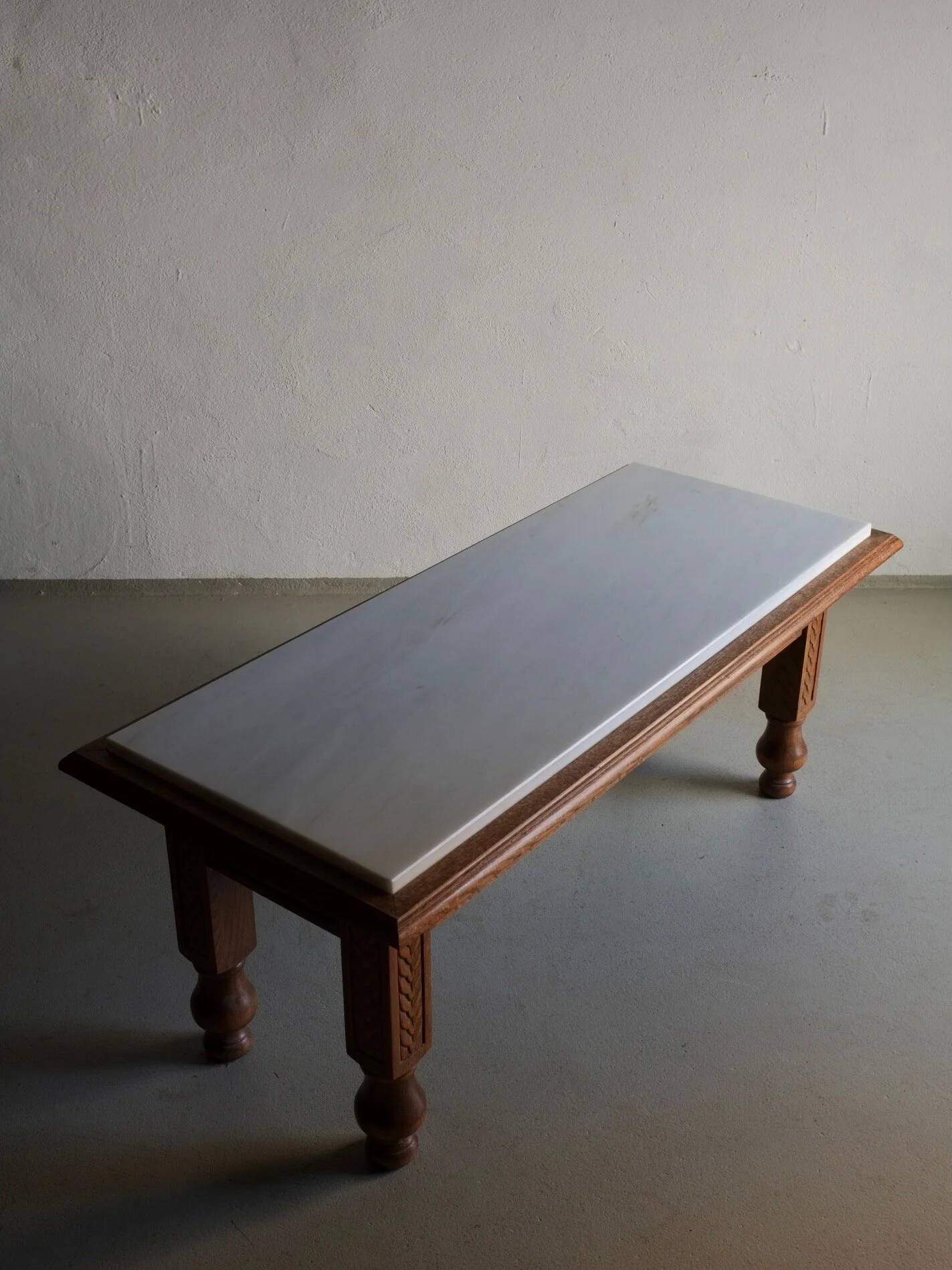 Table basse en chêne sculpté et marbre blanc