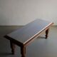 Table basse en chêne sculpté et marbre blanc