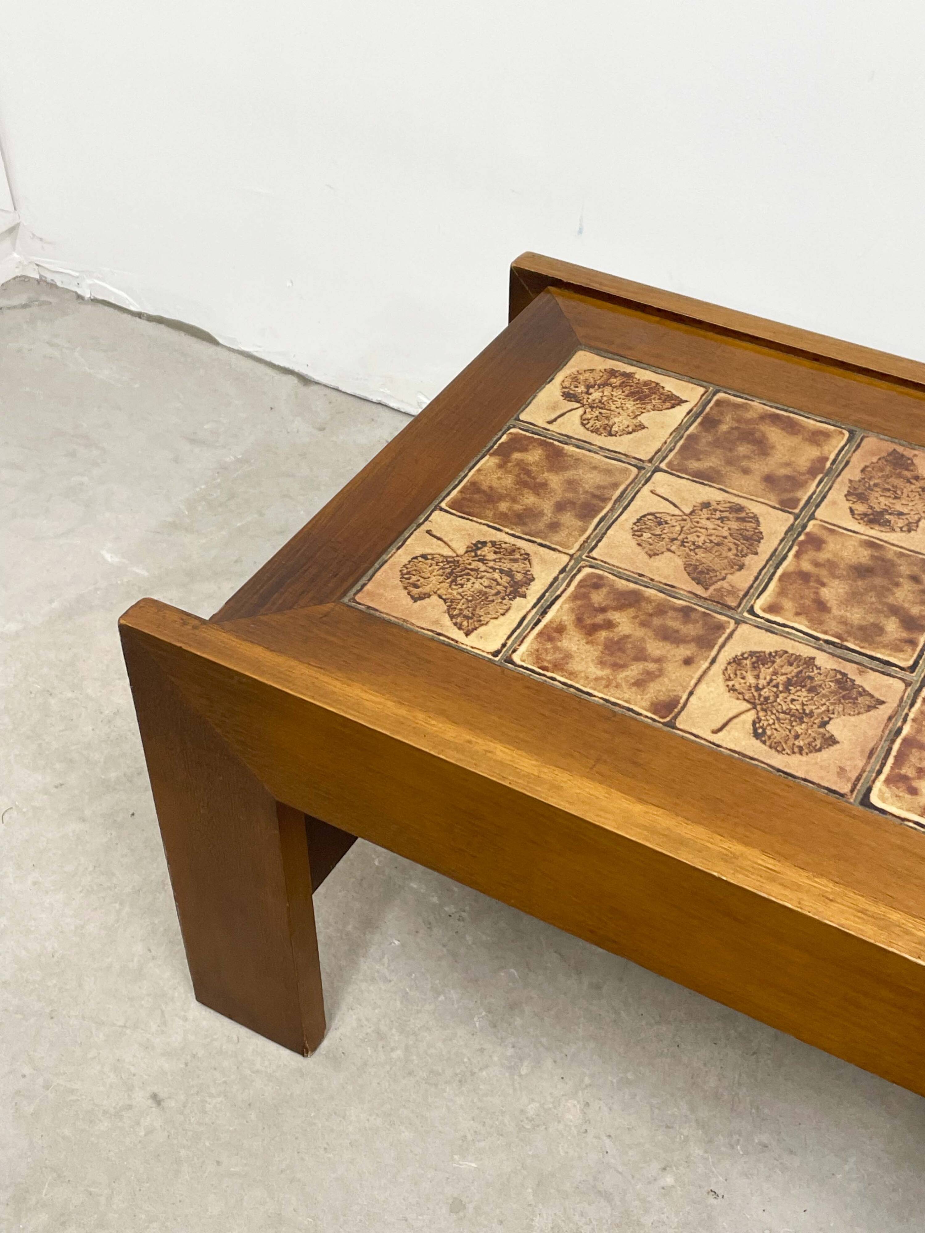 Table basse en bois et céramique